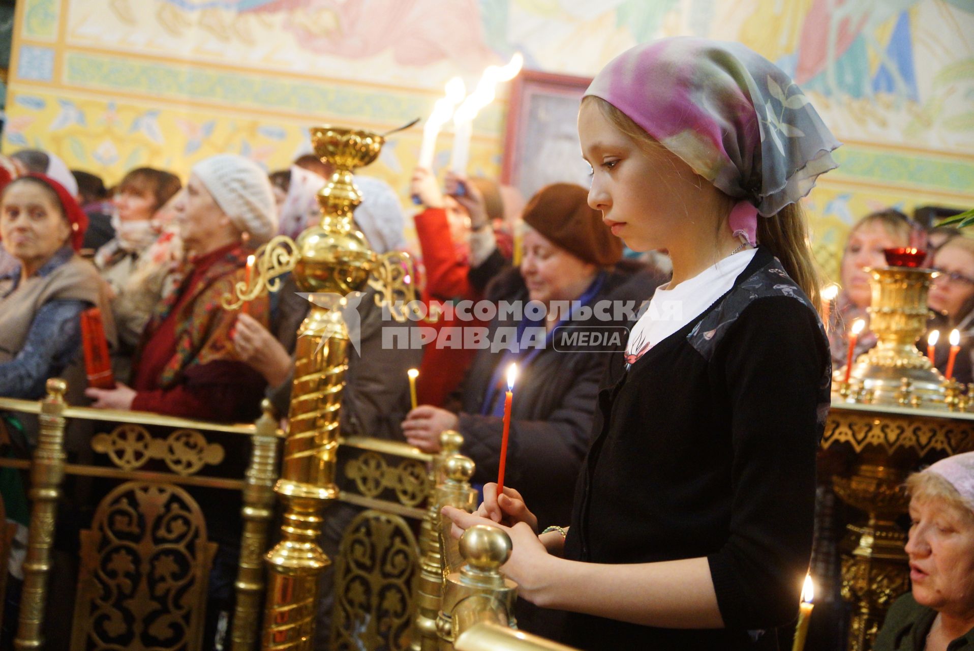 Девочка во время во время Пасхальной службы в Свято-Троицком соборе. Екатеринбург