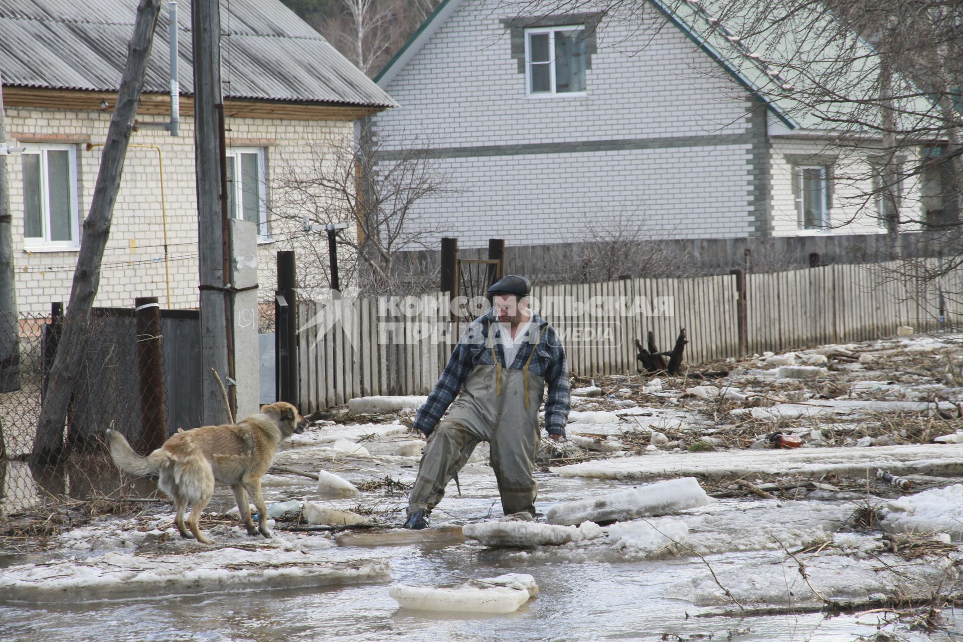 Алтайский край. Паводок в пригороде Барнаула. Река Барнаулка вышла из берегов и подтопила жилые дома.