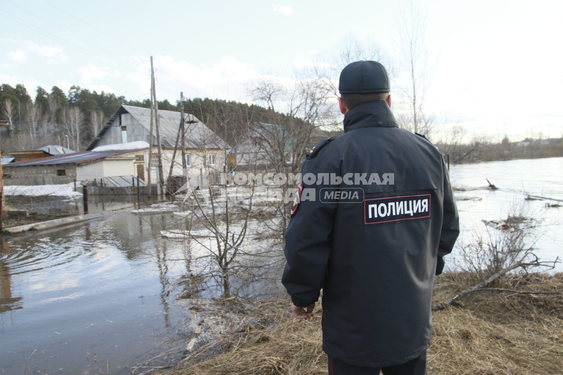 Алтайский край. Паводок в пригороде Барнаула. Река Барнаулка вышла из берегов и подтопила жилые дома.