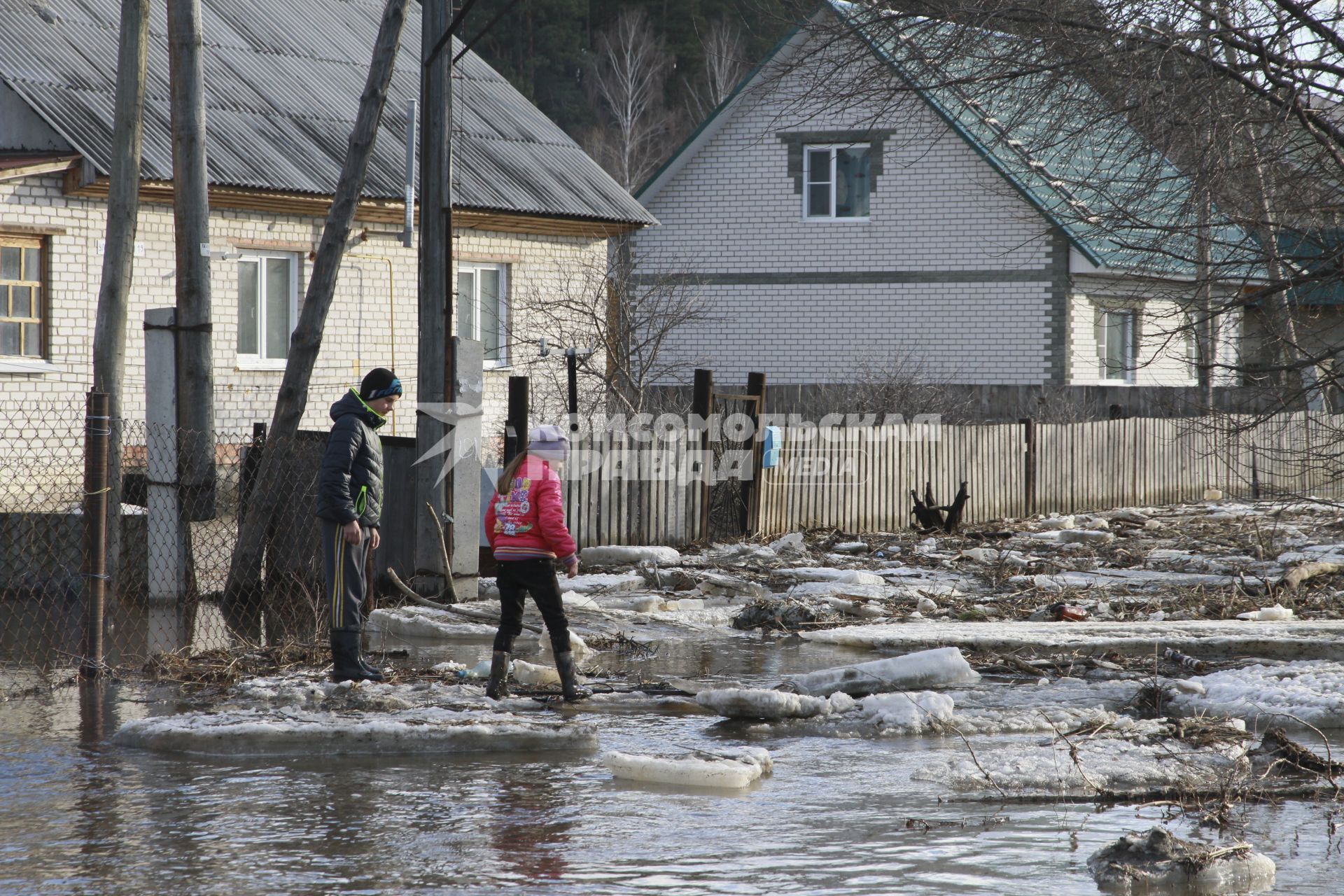 Алтайский край. Паводок в пригороде Барнаула. Река Барнаулка вышла из берегов и подтопила жилые дома.