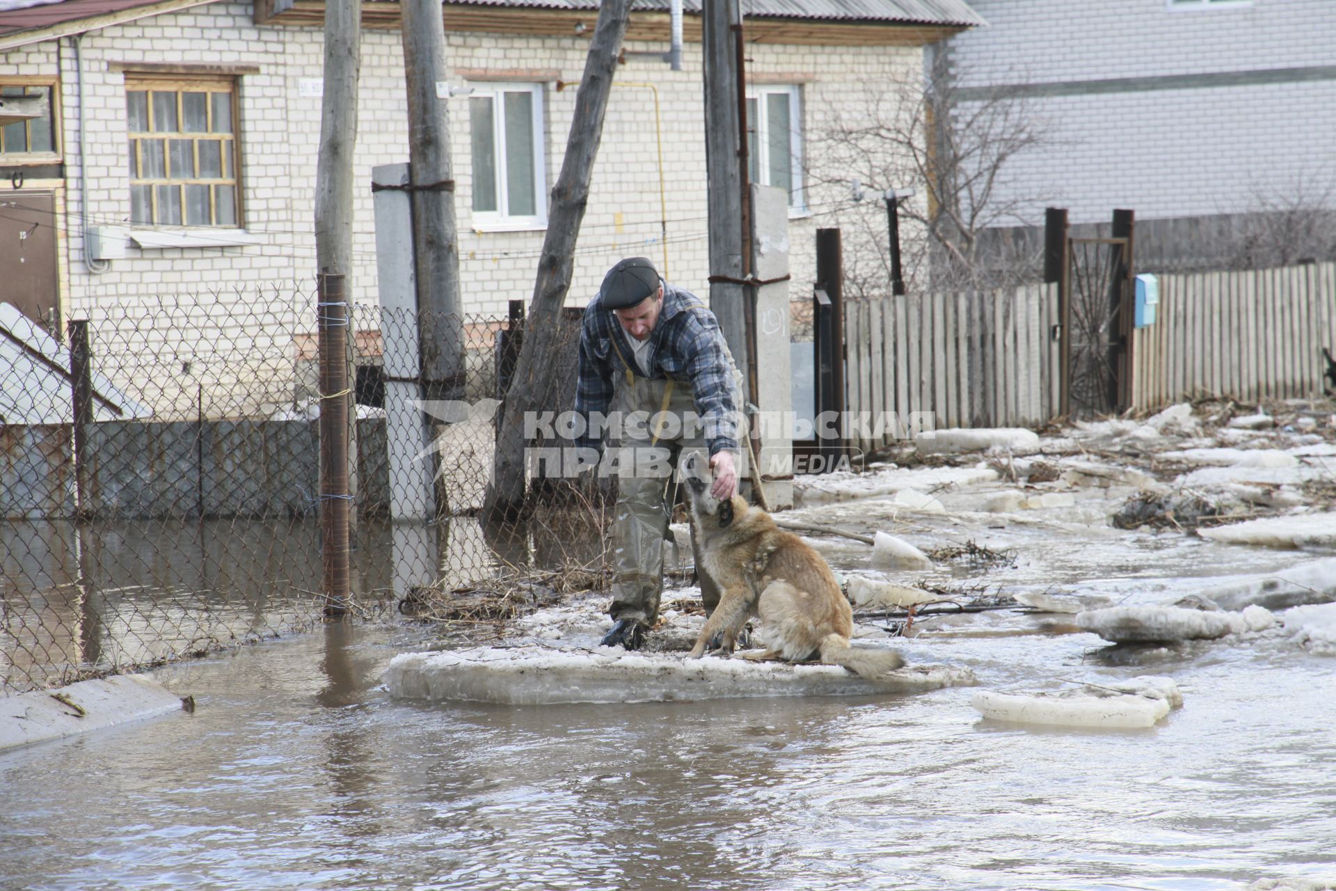 Алтайский край. Паводок в пригороде Барнаула. Река Барнаулка вышла из берегов и подтопила жилые дома.