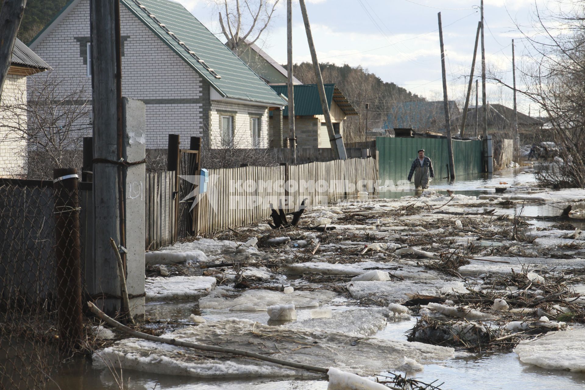 Алтайский край. Паводок в пригороде Барнаула. Река Барнаулка вышла из берегов и подтопила жилые дома.