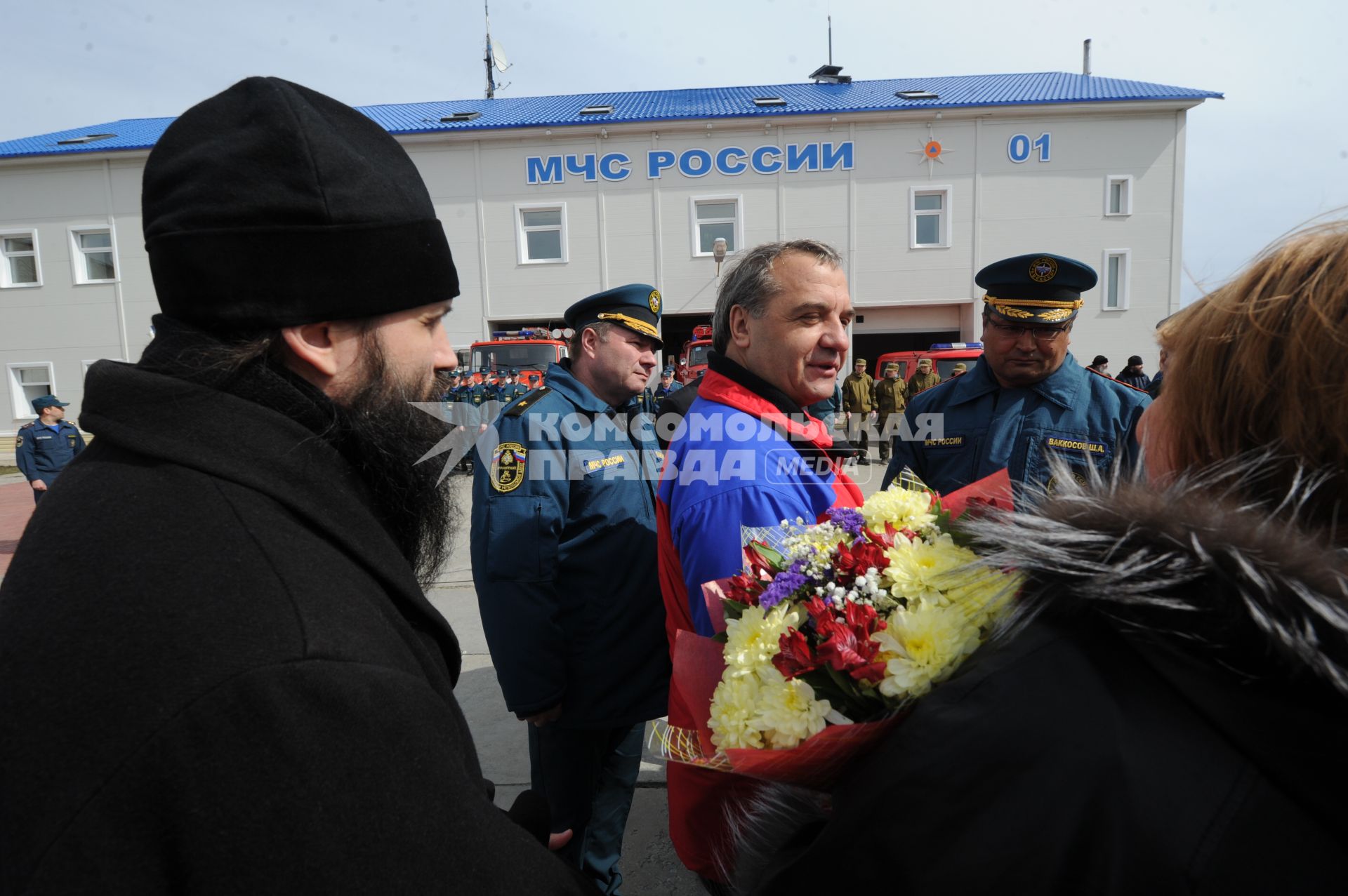 Архангельская область. Соловецкие острова. Министр МЧС РФ Владимир Пучков (в центре) посетил добровольную пожарную дружину Соловецкого Спасо-Преображенского ставропигиального мужского монастыря, где провел встречу с личным составом пожарной части в рамках рабочей поездки в Архангельскую область.