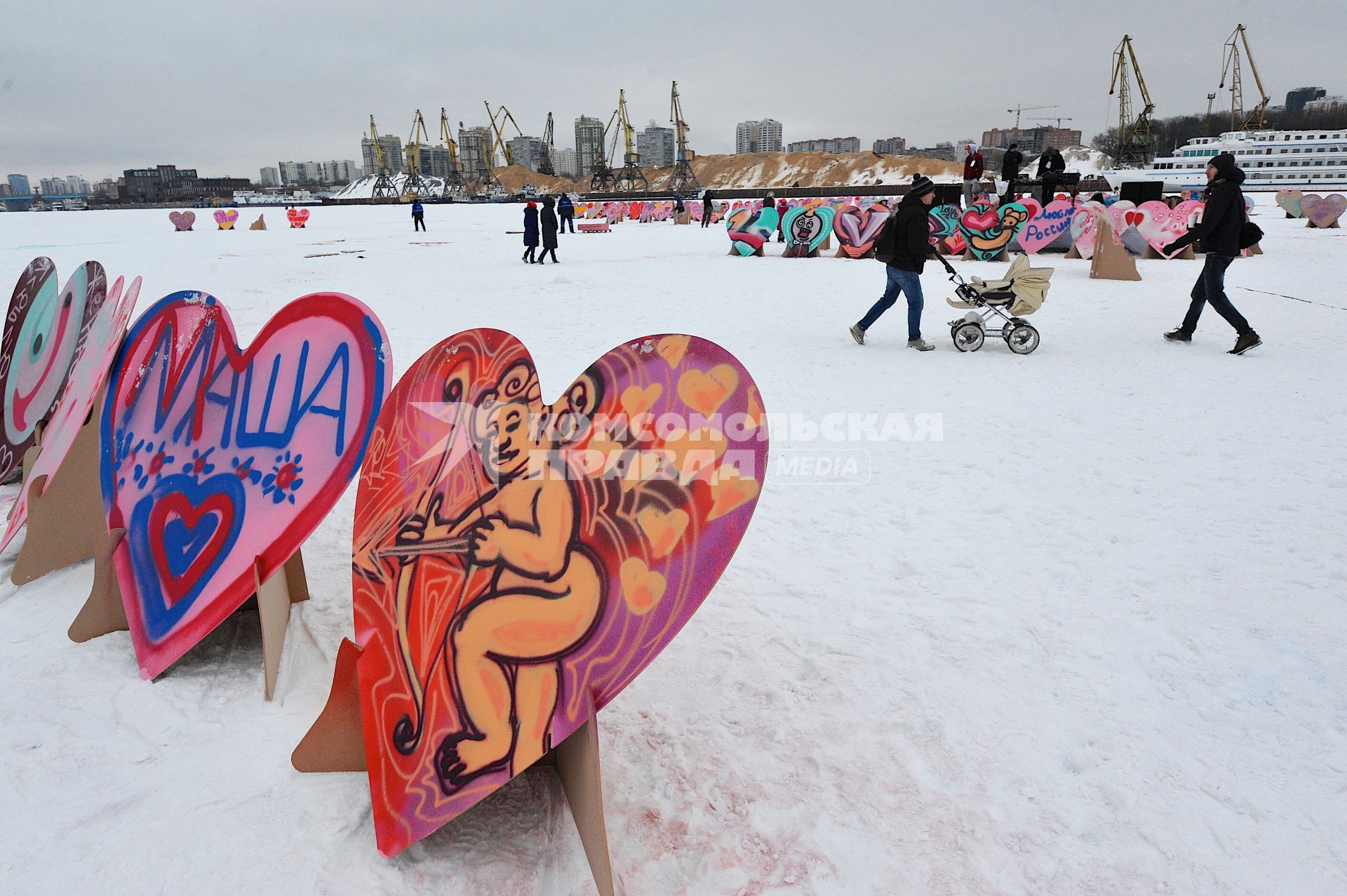 День Святого Валентина в Москве. Флешмоб  `1000 сердец` на Химкинском водохранилище в парке Северное Тушино.