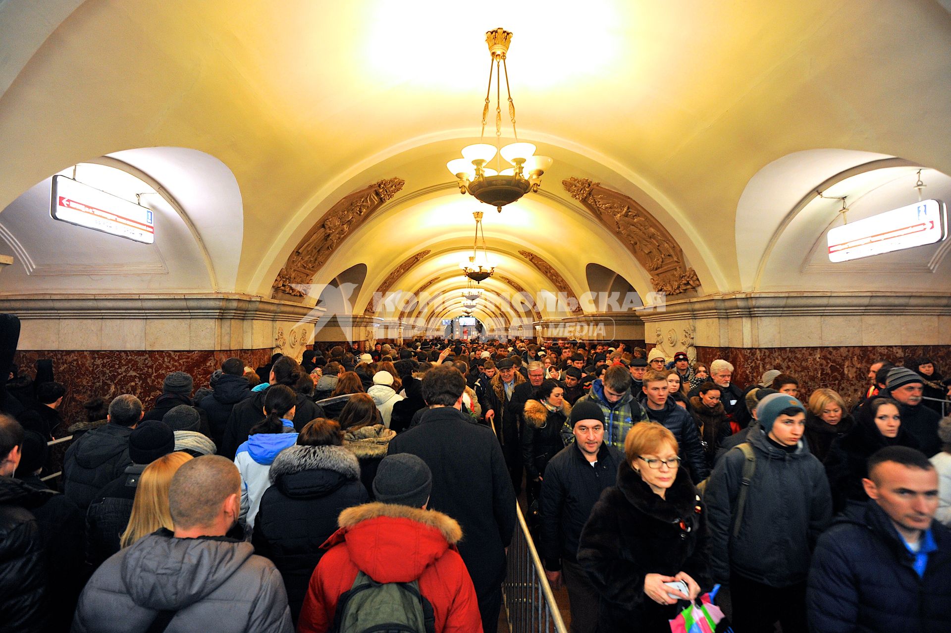 Москва. Столпотворение в метро в связи с закрытием центрального участка Таганско-Краснопресненской (фиолетовой) линии на время капитального ремонта путей.