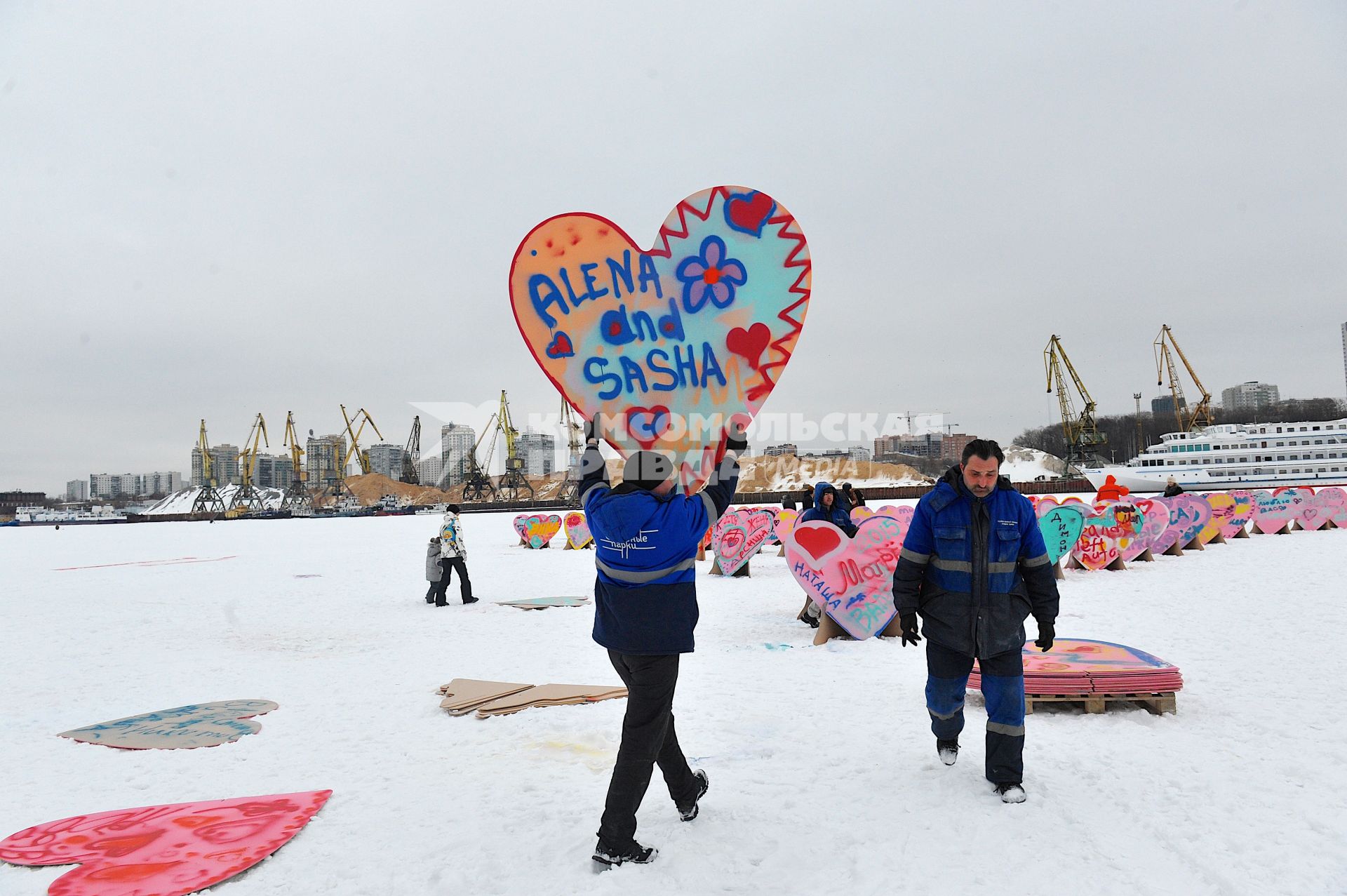 День Святого Валентина в Москве. Флешмоб  `1000 сердец` на Химкинском водохранилище в парке Северное Тушино.