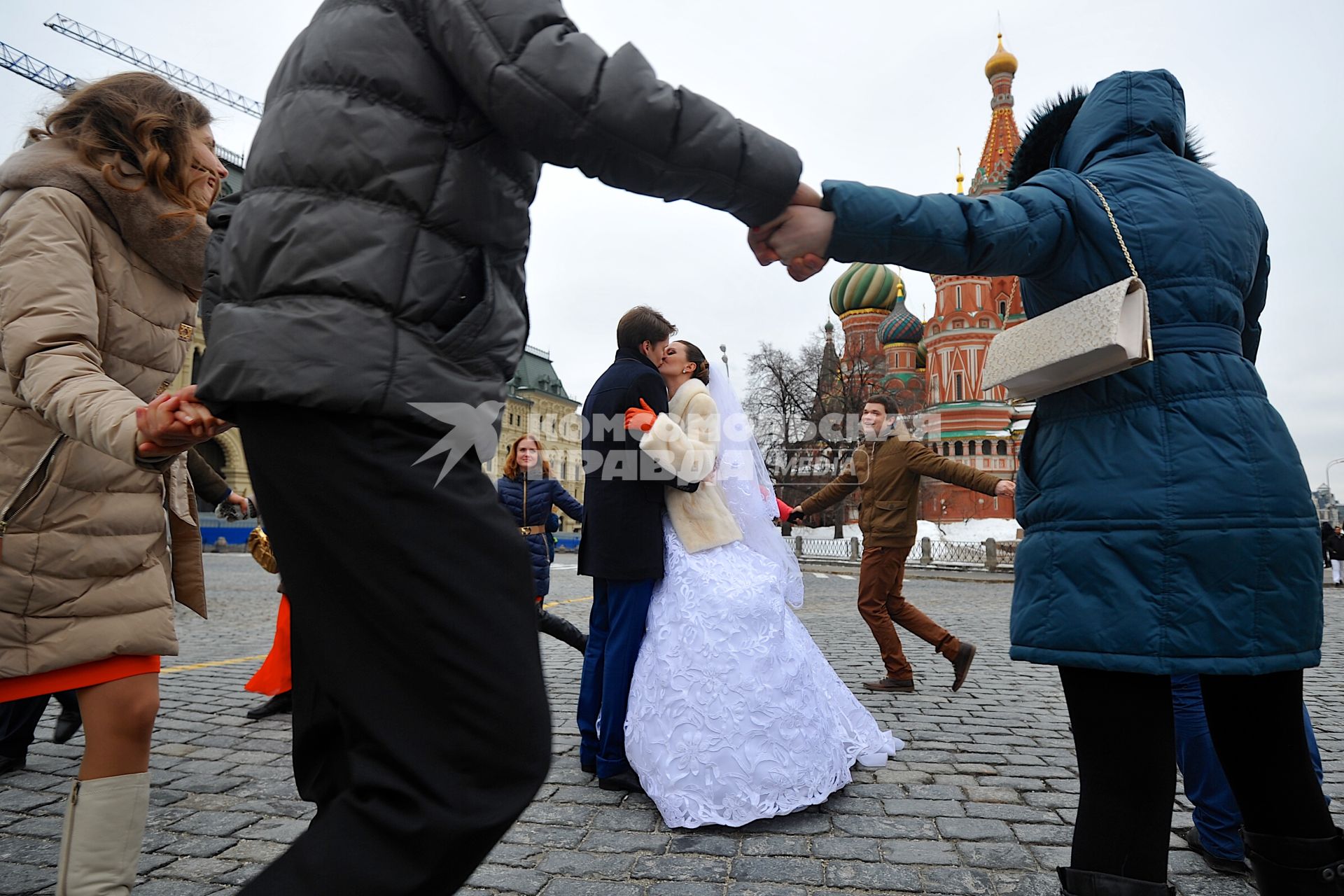 День Святого Валентина в Москве. Молодожены на Красной площади.