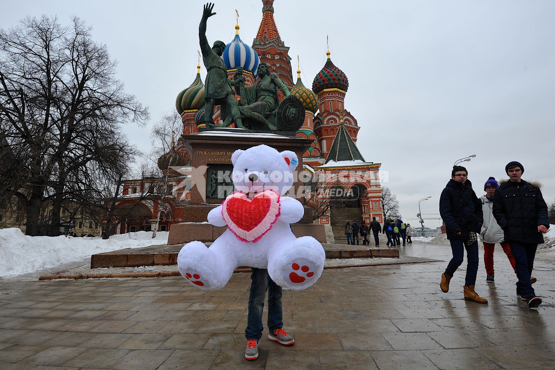 День Святого Валентина в Москве. Юноша с плюшевым медведем у памятника Минину и Пожарскому на Красной площади.