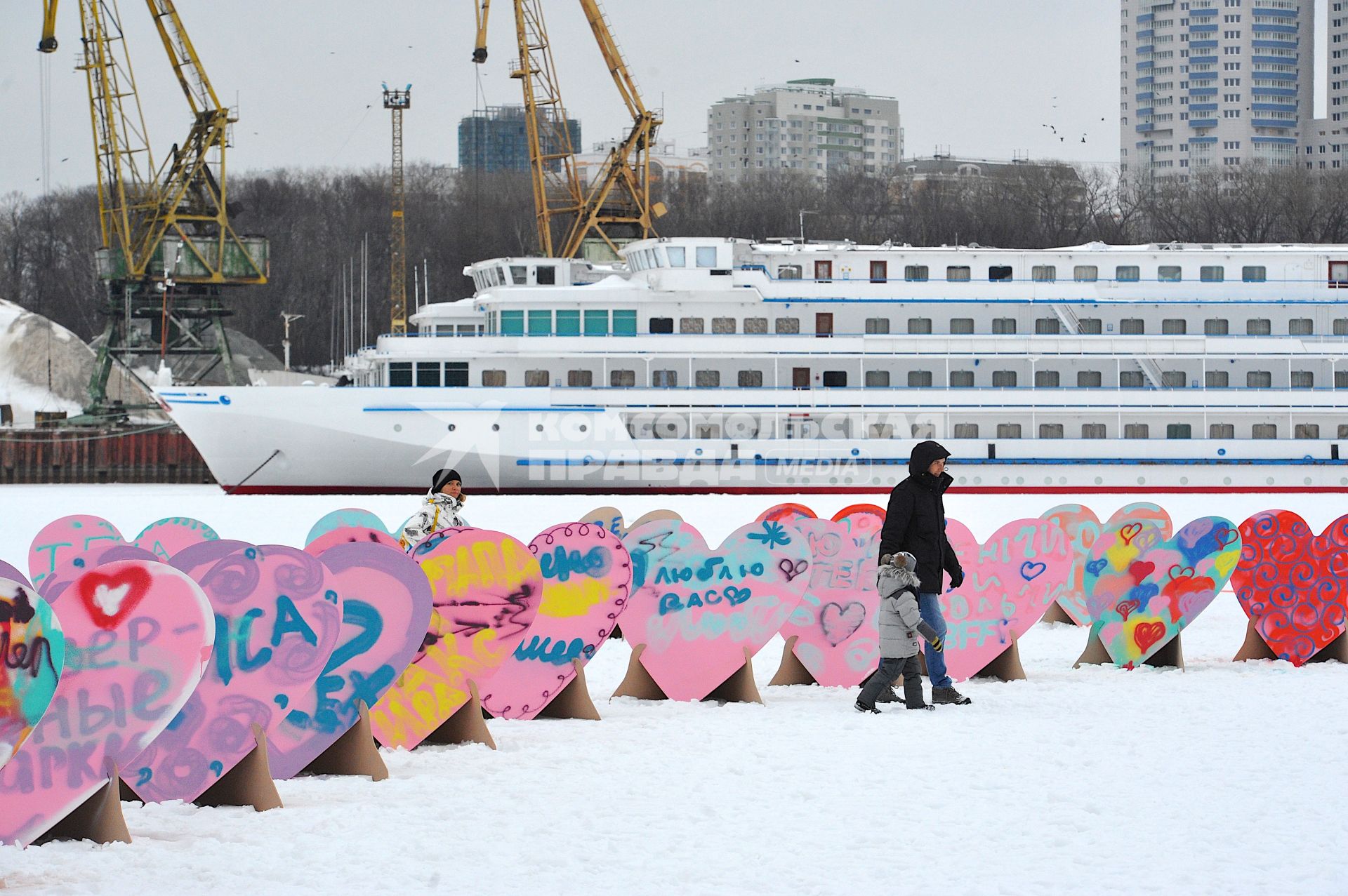 День Святого Валентина в Москве. Флешмоб  `1000 сердец` на Химкинском водохранилище в парке Северное Тушино.