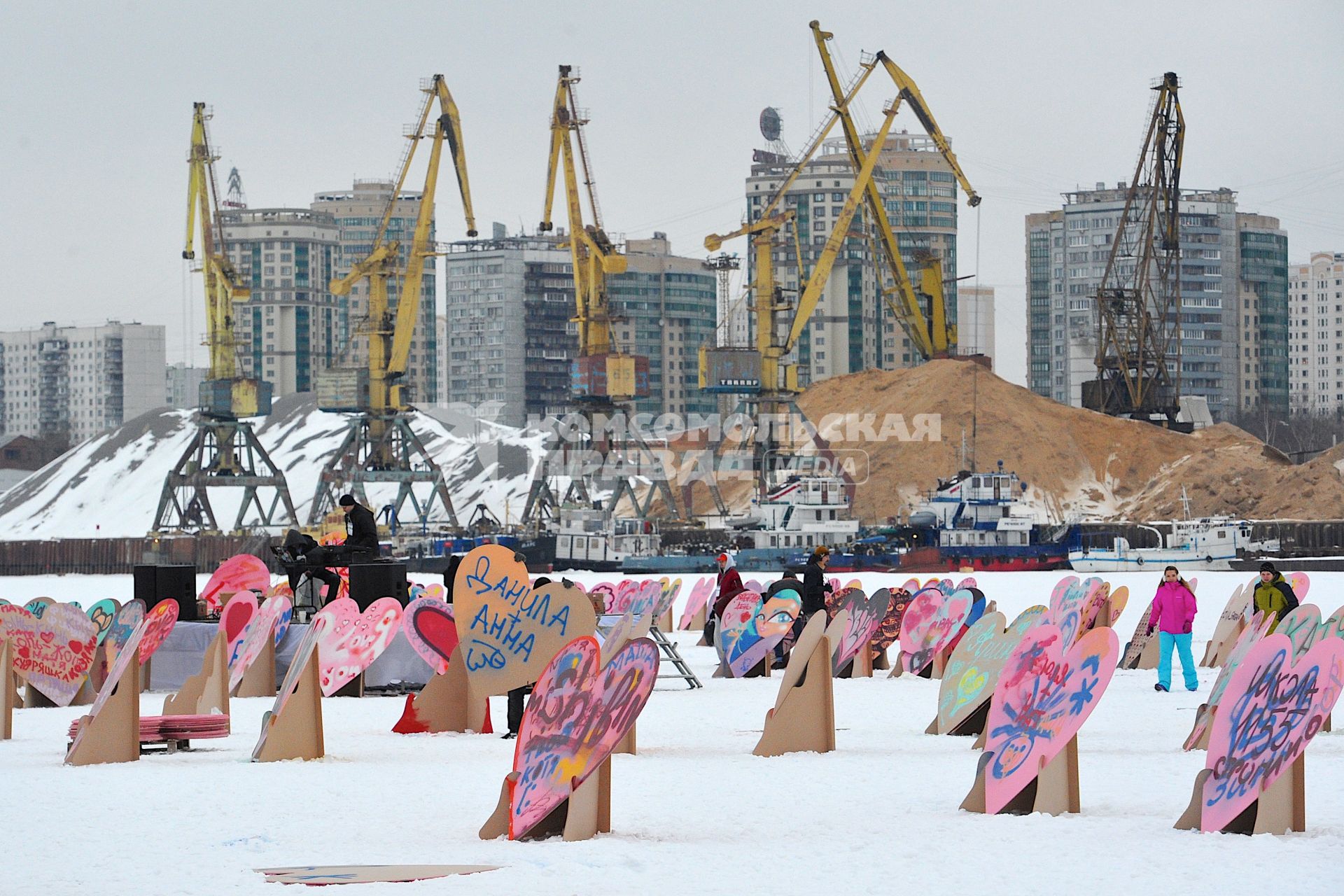 День Святого Валентина в Москве. Флешмоб  `1000 сердец` на Химкинском водохранилище в парке Северное Тушино.