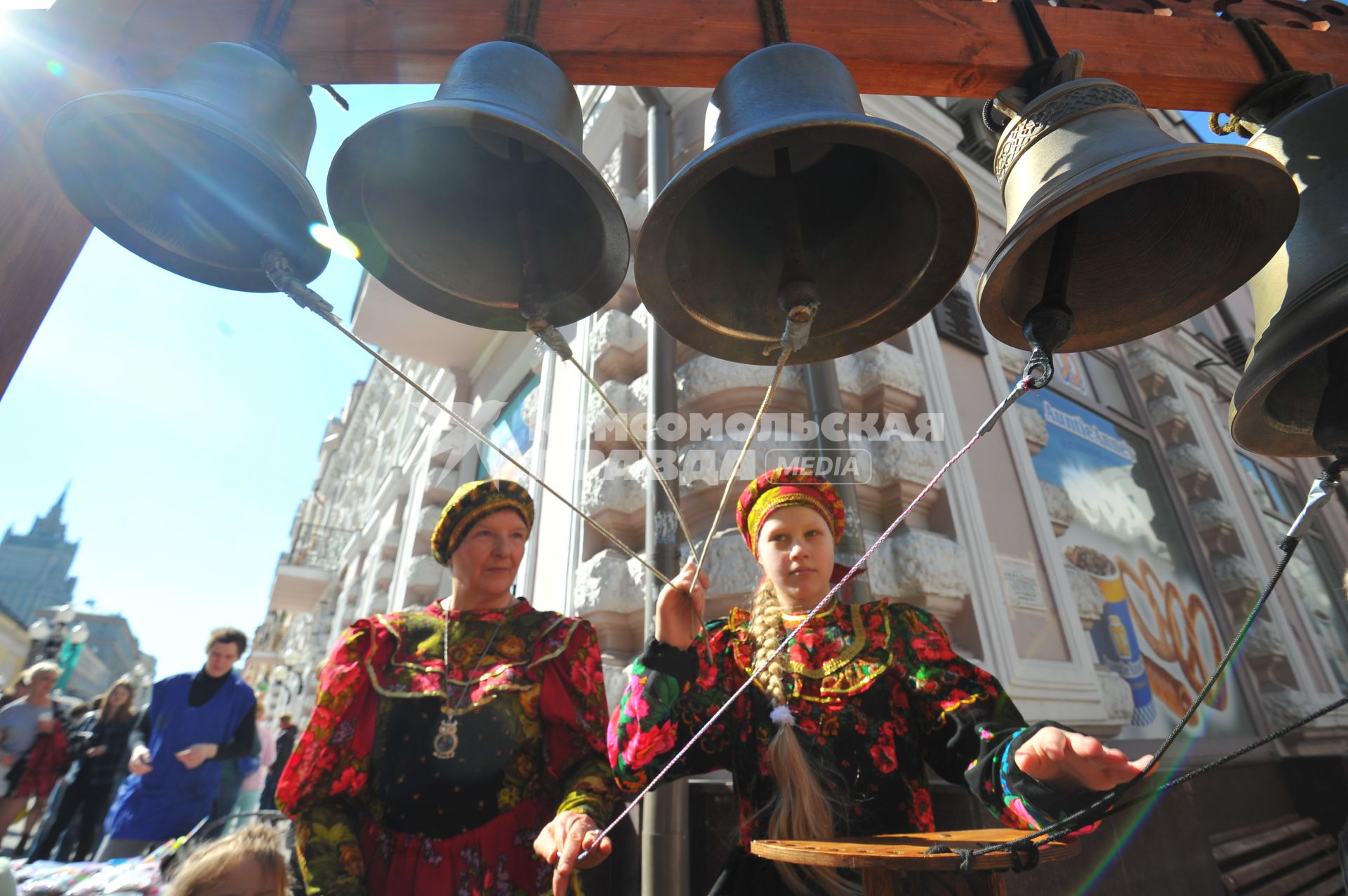 Празднование Пасхи на Старом Арбате в Москве.