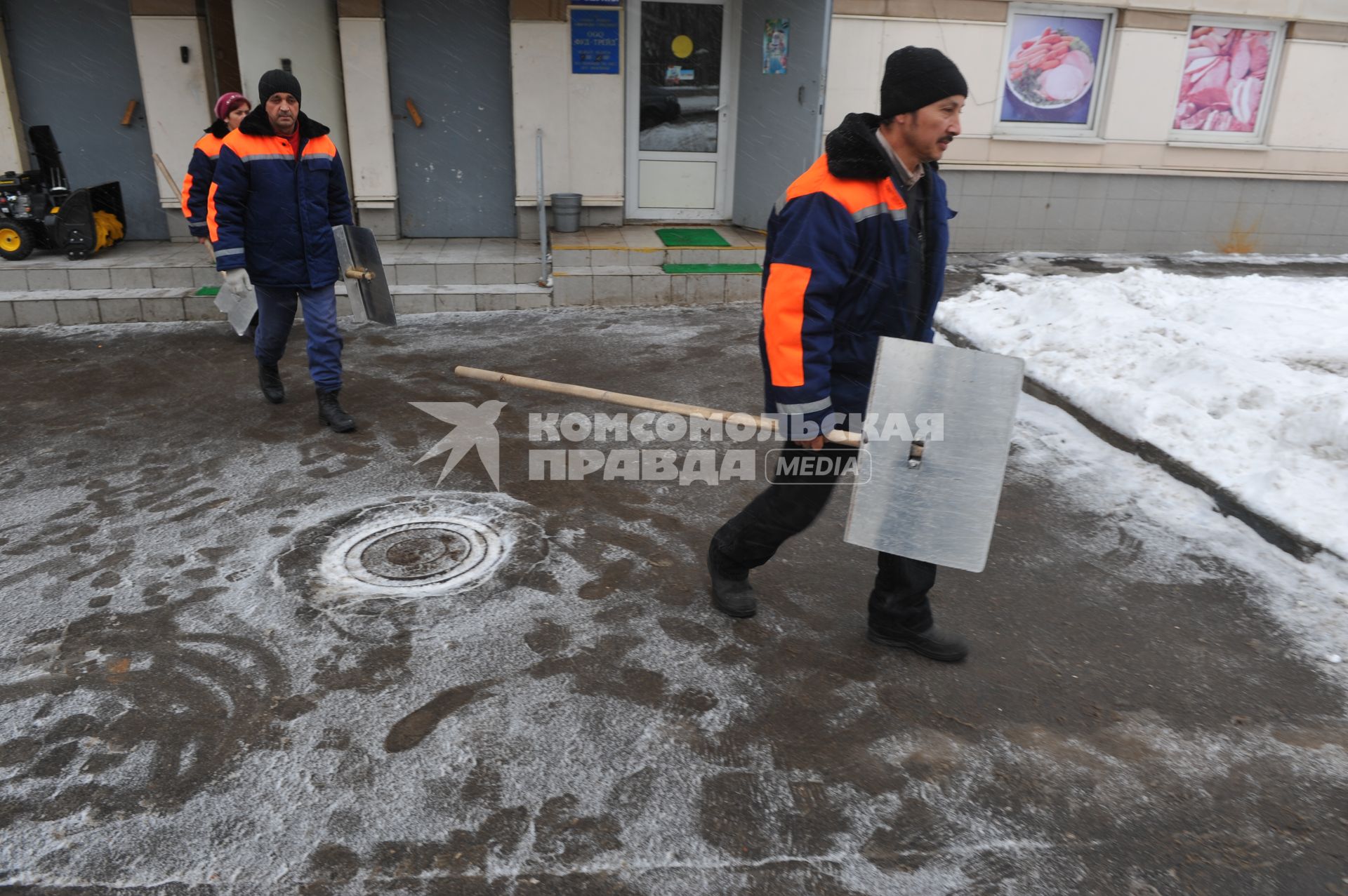 Москва. Дворники ГБУ `Жилищник` района Покровское-Стрешнево направляются на уборку снега.