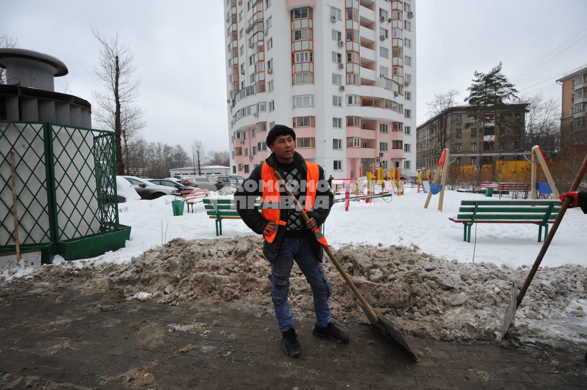 Москва. Дворник ГБУ `Жилищник` района Покровское-Стрешнево убирает лопатой сбитую наледь с асфальта.