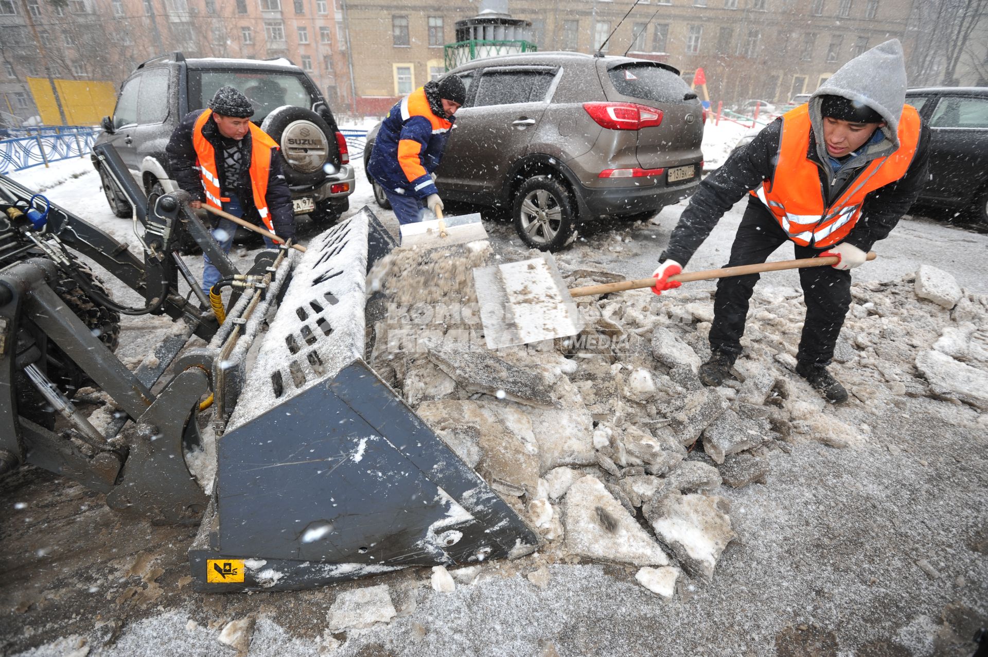 Москва. Дворники ГБУ `Жилищник` района Покровское-Стрешнево убирают сбитую наледь с асфальта.