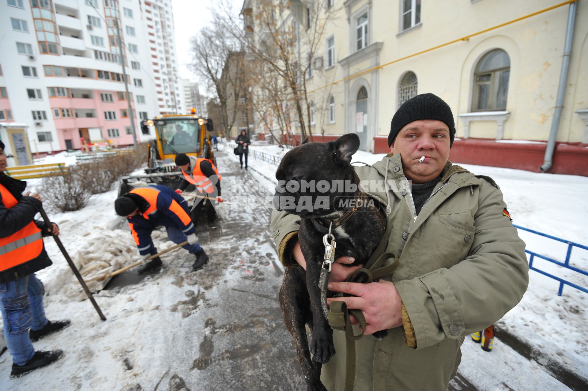 Москва. Дворники ГБУ `Жилищник` района Покровское-Стрешнево убирают сбитую наледь с асфальта.