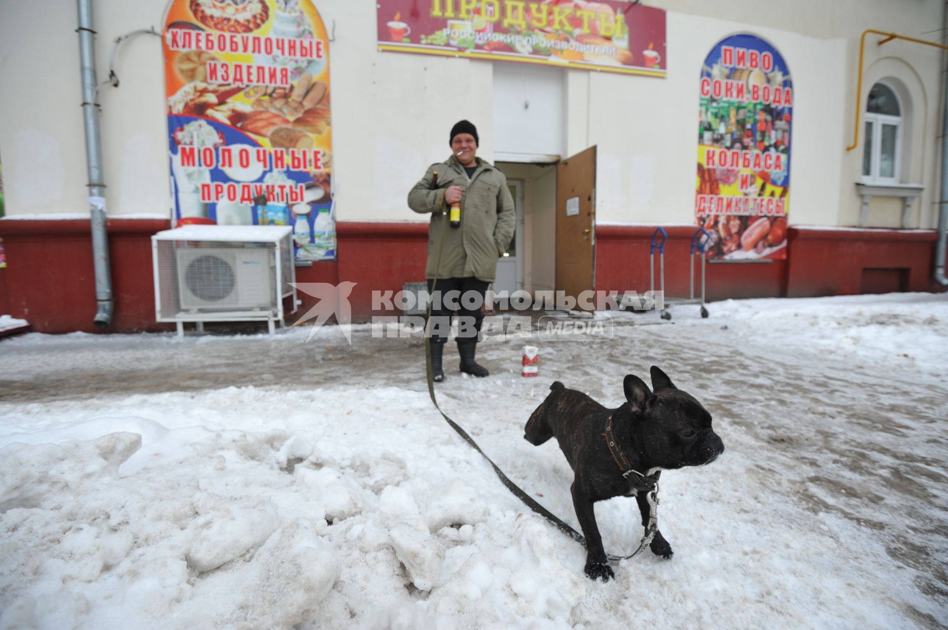 Москва. Мужчина выгуливает собаку.