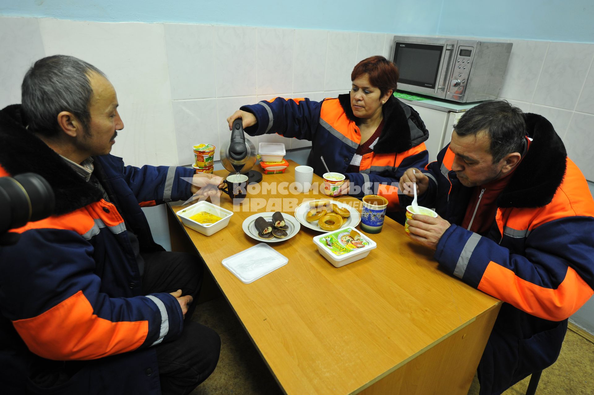 Москва. Дворники ГБУ `Жилищник` района Покровское-Стрешнево во время обеденного перерыва.