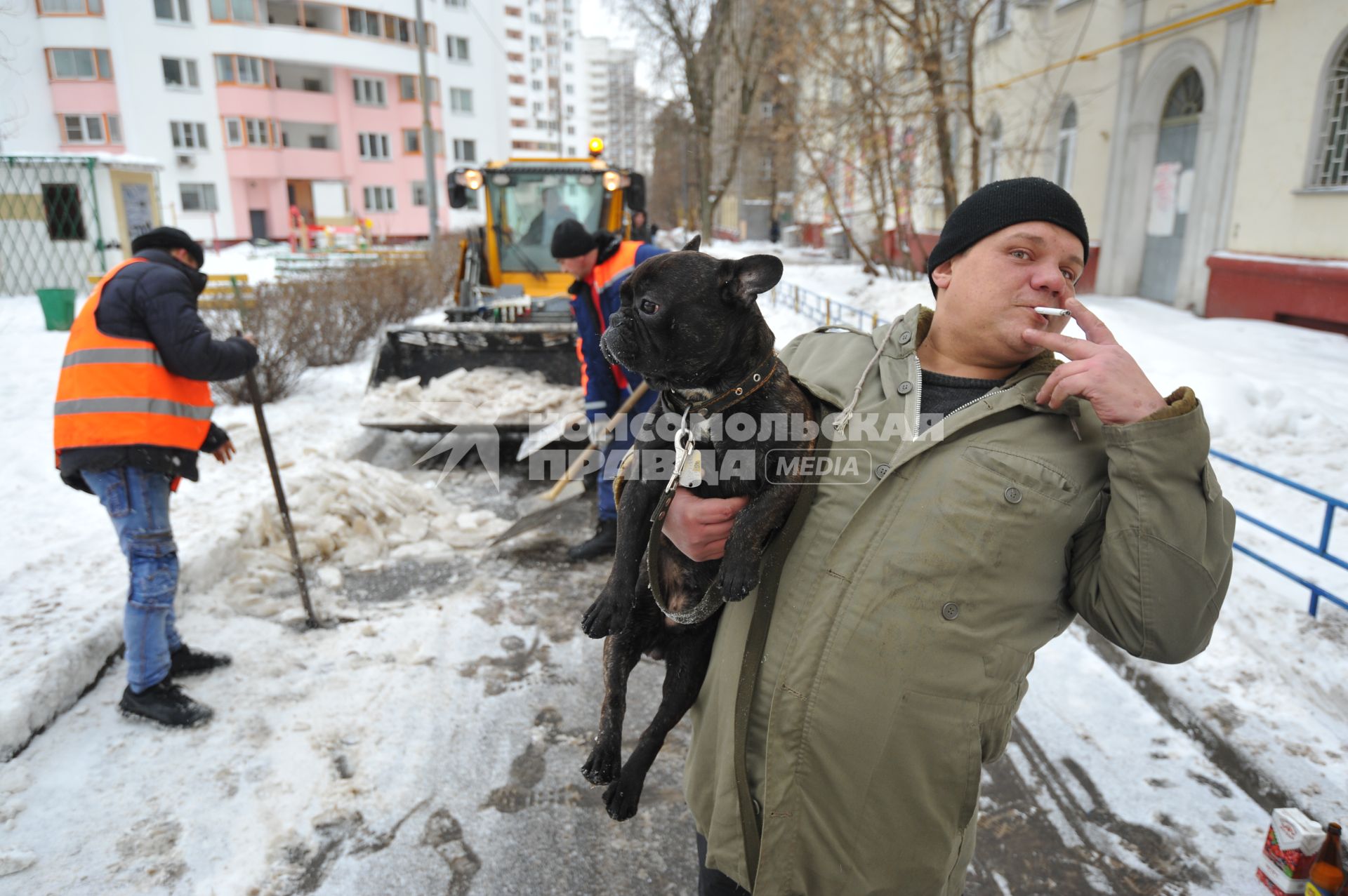 Москва. Дворники ГБУ `Жилищник` района Покровское-Стрешнево убирают сбитую наледь с асфальта.