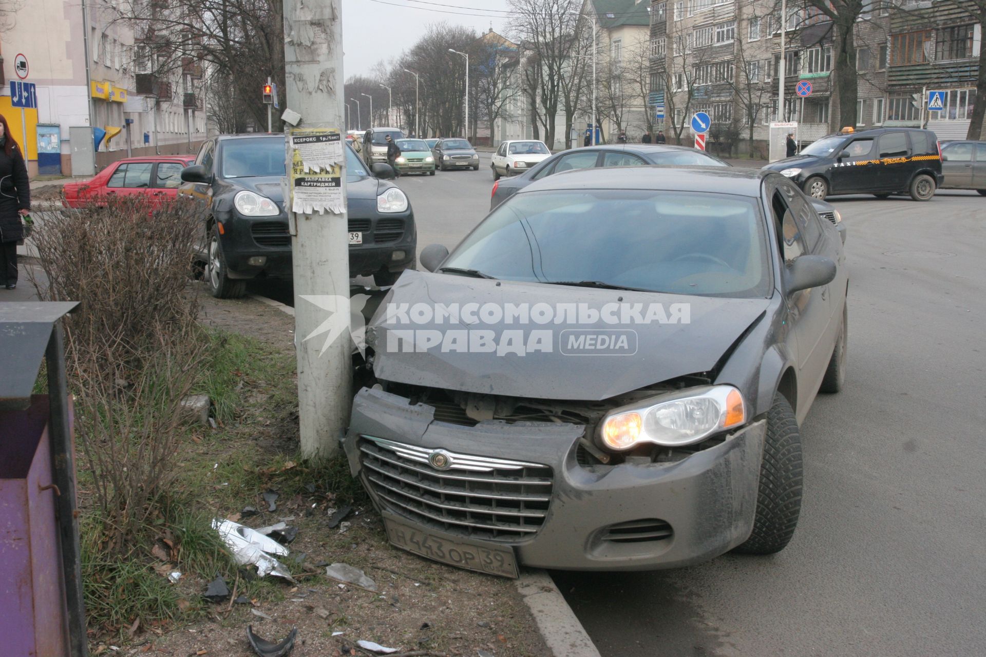 Калининград. Поврежденный в результате столкновения со столбом автомобиль.