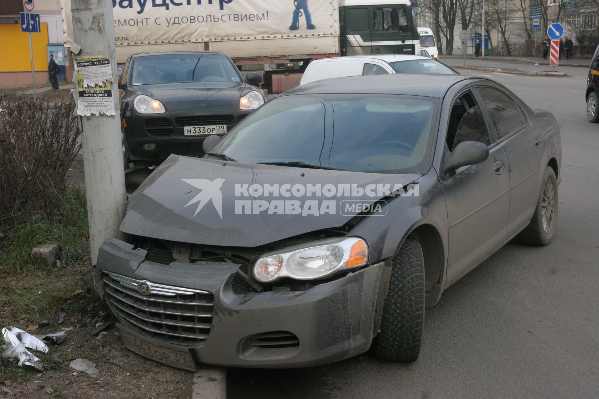Калининград. Поврежденный в результате столкновения со столбом автомобиль.