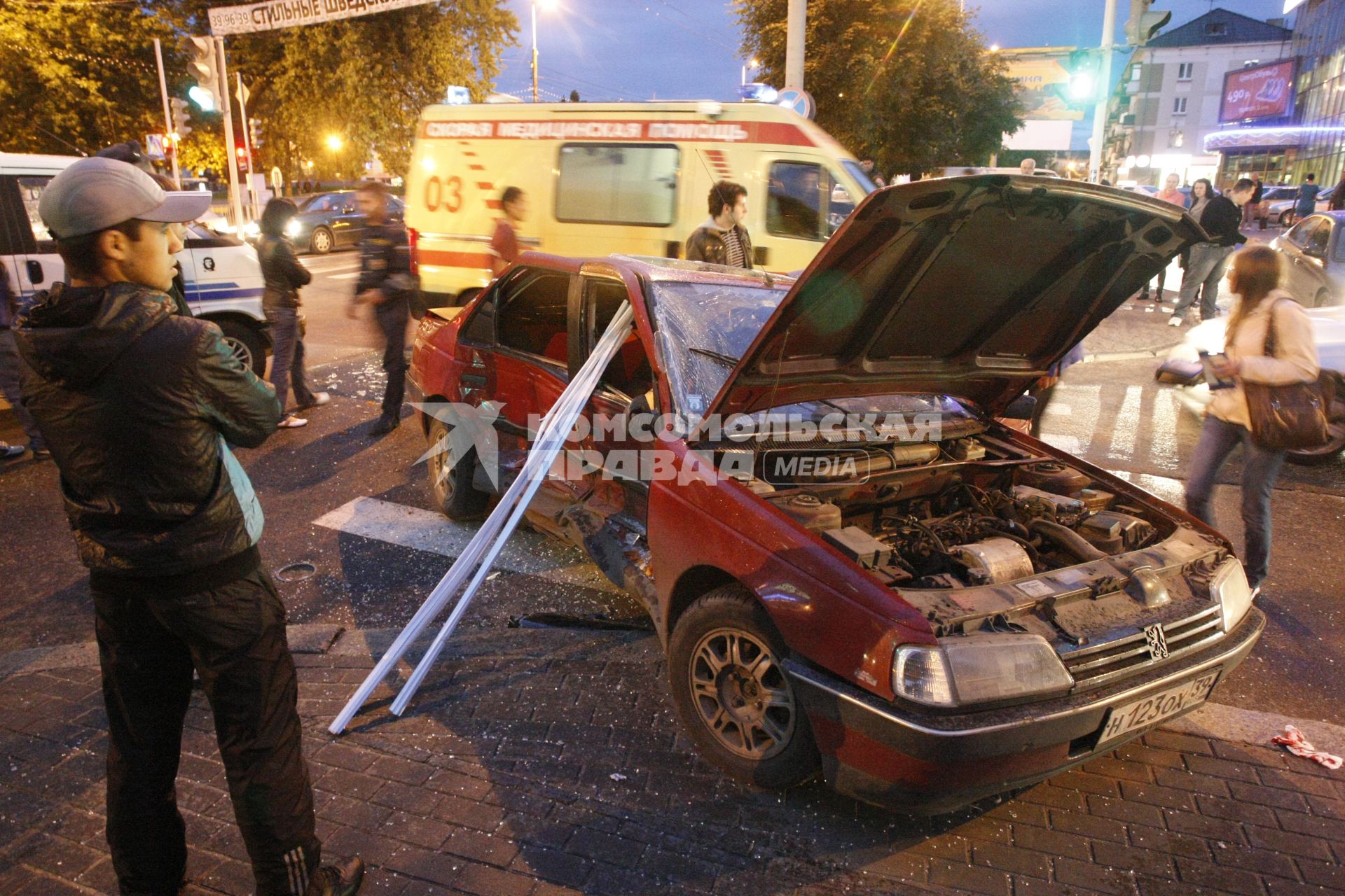 Калининград. Разбитый в результате ДТП автомобиль.