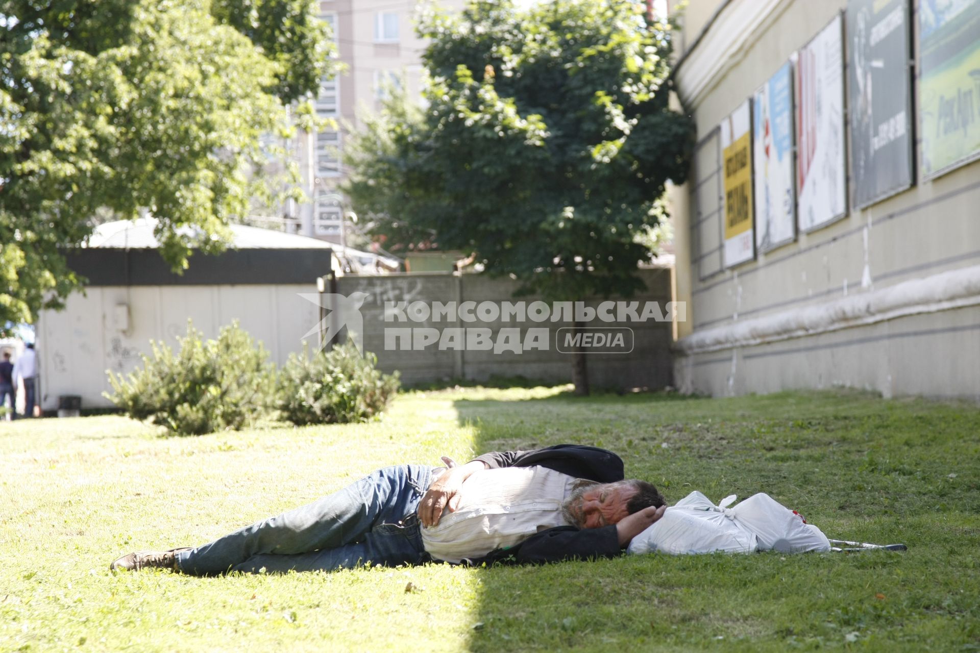 Калининград. Мужчина спит на газоне.