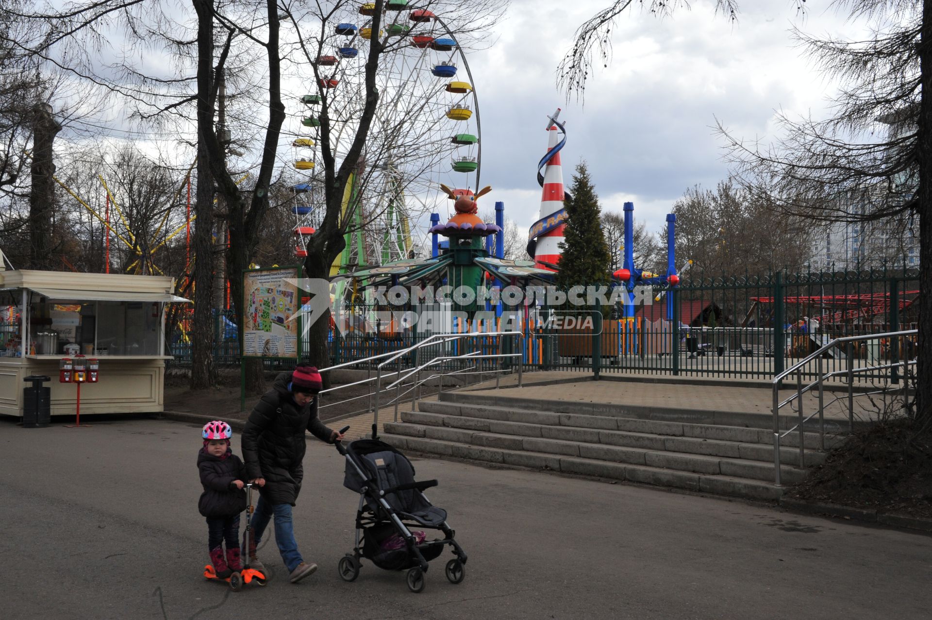 Москва. Аттракционы в парке `Сокольники`.