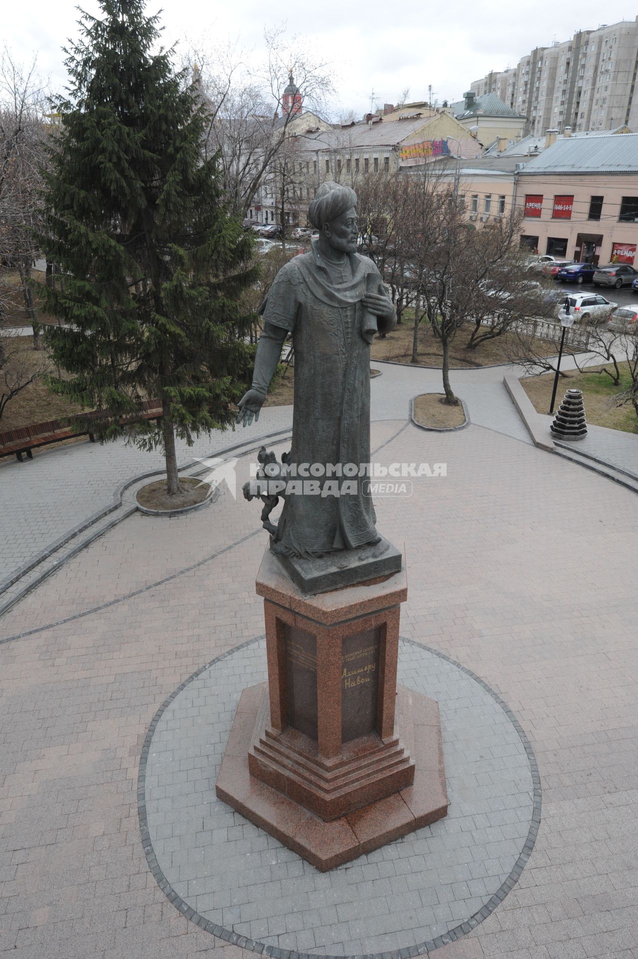 Памятник Алишеру Навои в сквере на Серпуховской площади  в Москве.