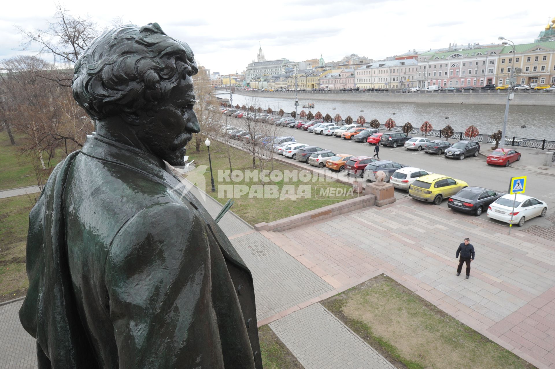 Памятник  И.Е. Репину на Болотной площади  в Москве.