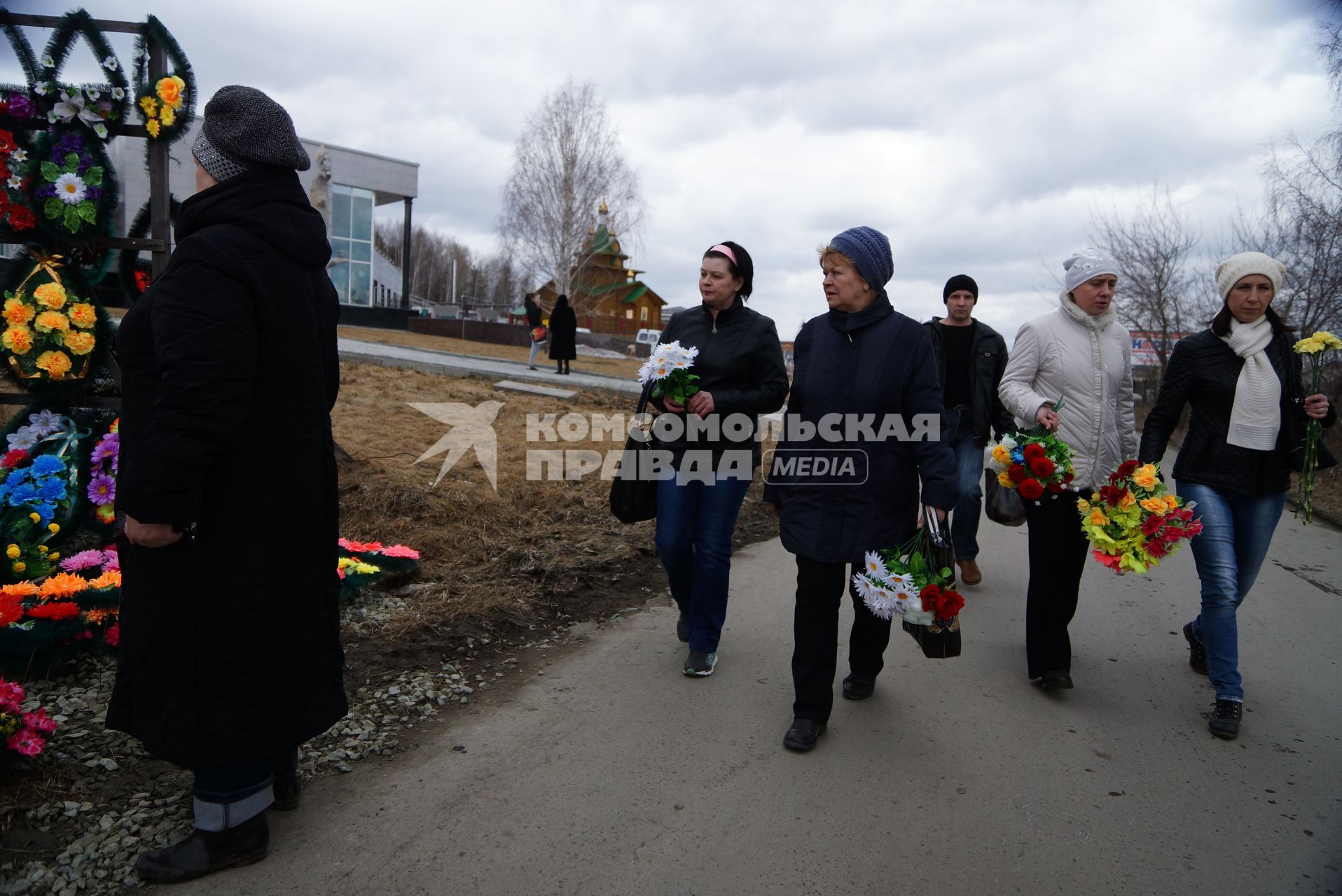 Женщины идут на кладбище к  могилам своих родственников. Родительский день. Нижнеисетское кладбище. Екатеринбург