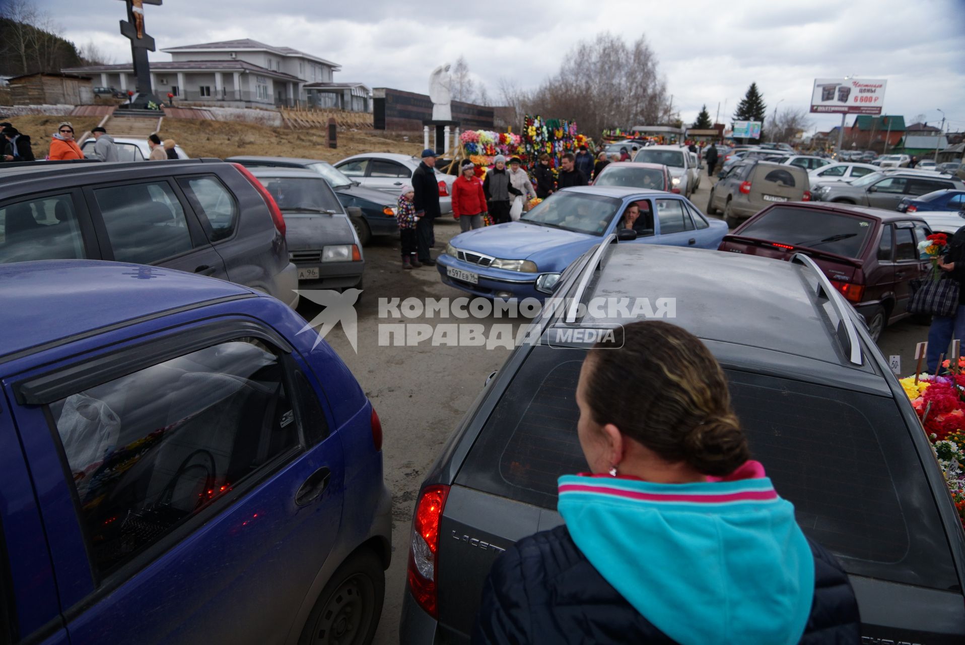 Пробка из машин людей, приехавших на кладбище. Родительский день. Нижнеисетское кладбище. Екатеринбург