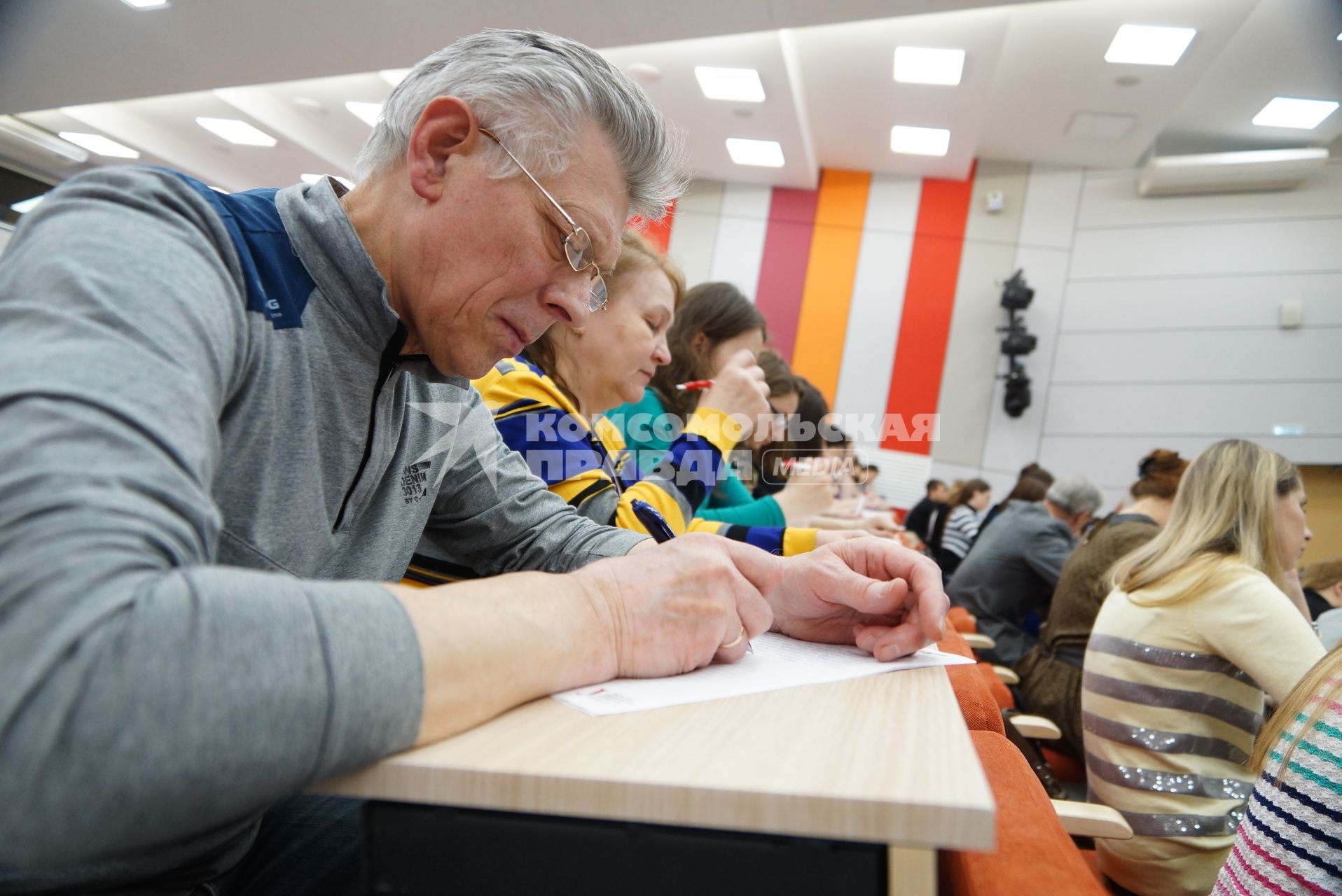 Участники во время ежегодной международной образовательной акции \"Тотальный диктант\" в Уральском федеральном университете имени Б.Н.Ельцина