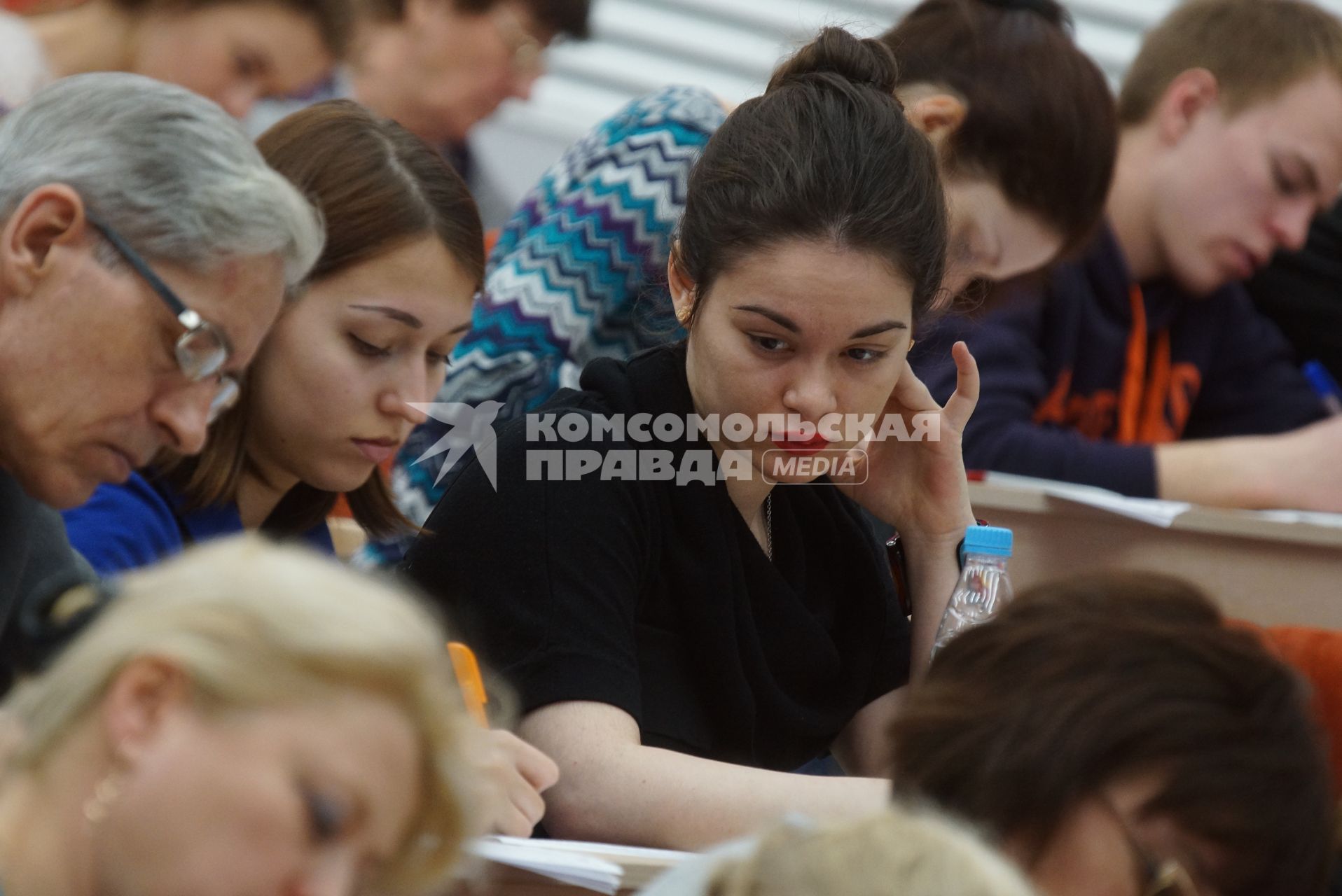 Участники во время ежегодной международной образовательной акции \"Тотальный диктант\" в Уральском федеральном университете имени Б.Н.Ельцина