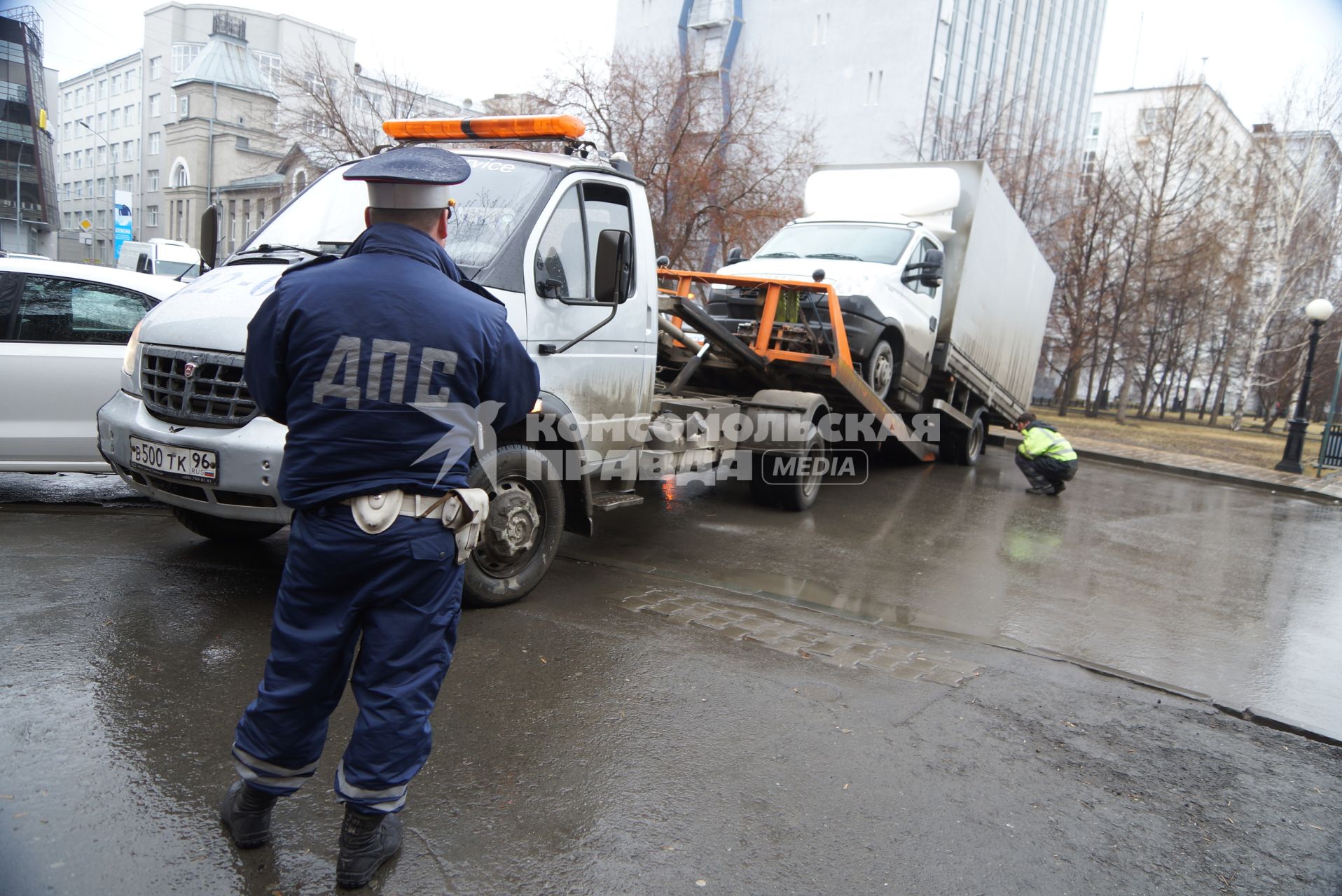 Эвакуация неправильно припаркованного автомобиля. Екатеринбург