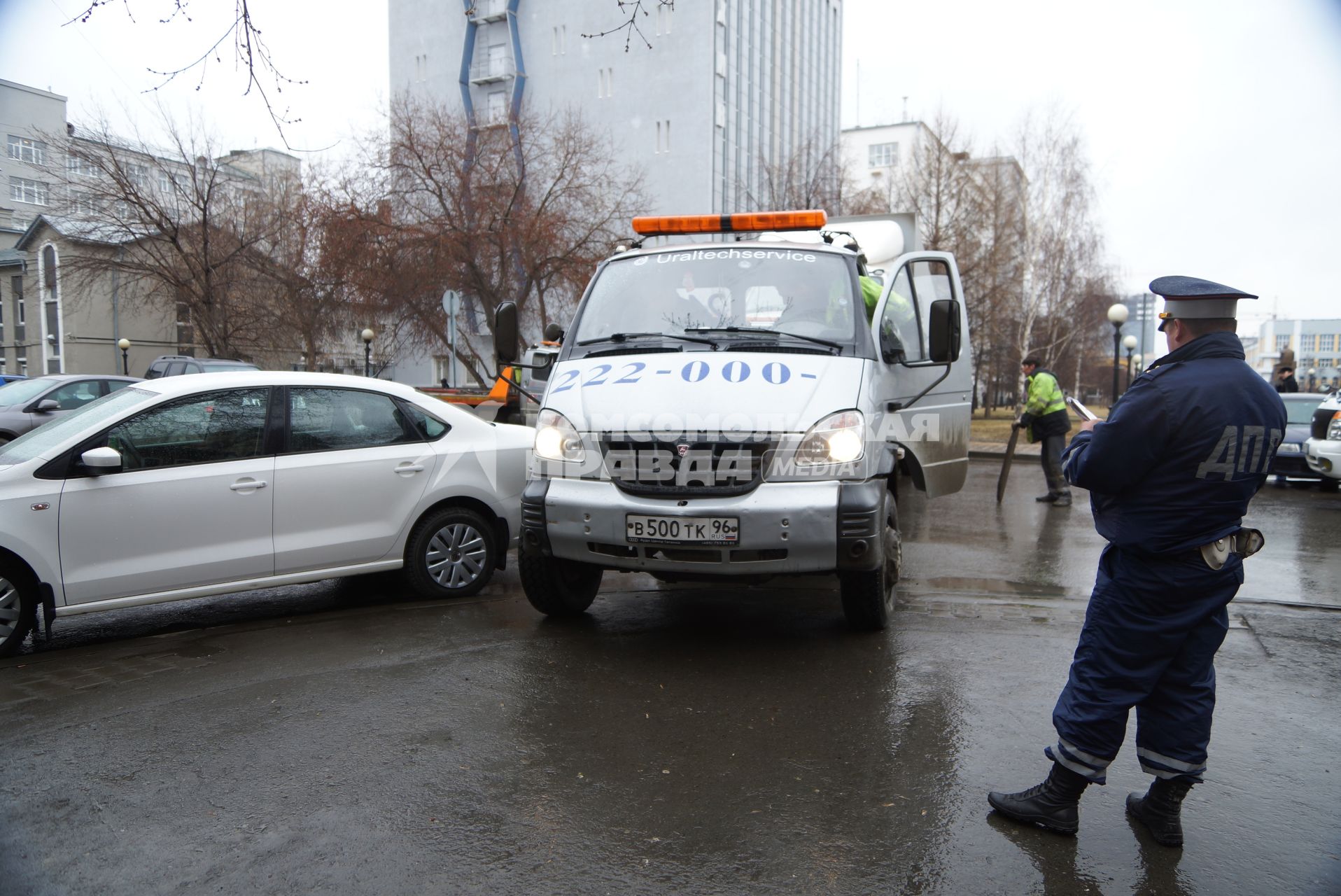 Эвакуация неправильно припаркованного автомобиля. Екатеринбург