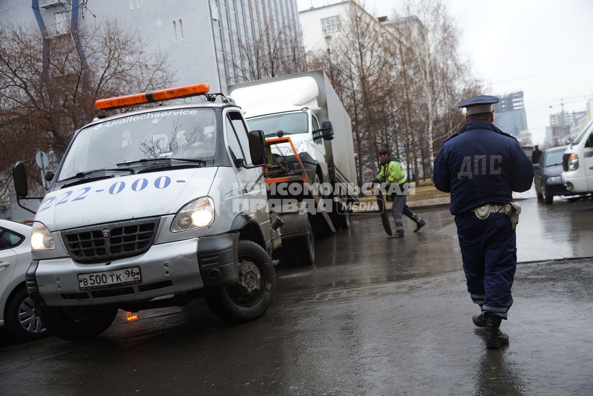 Эвакуация неправильно припаркованного автомобиля. Екатеринбург