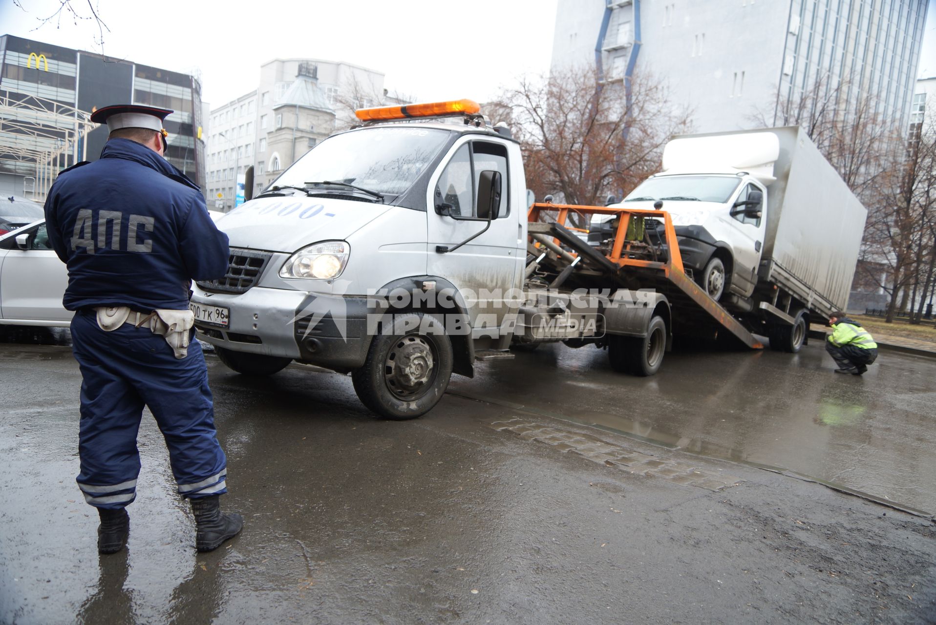 Эвакуация неправильно припаркованного автомобиля. Екатеринбург