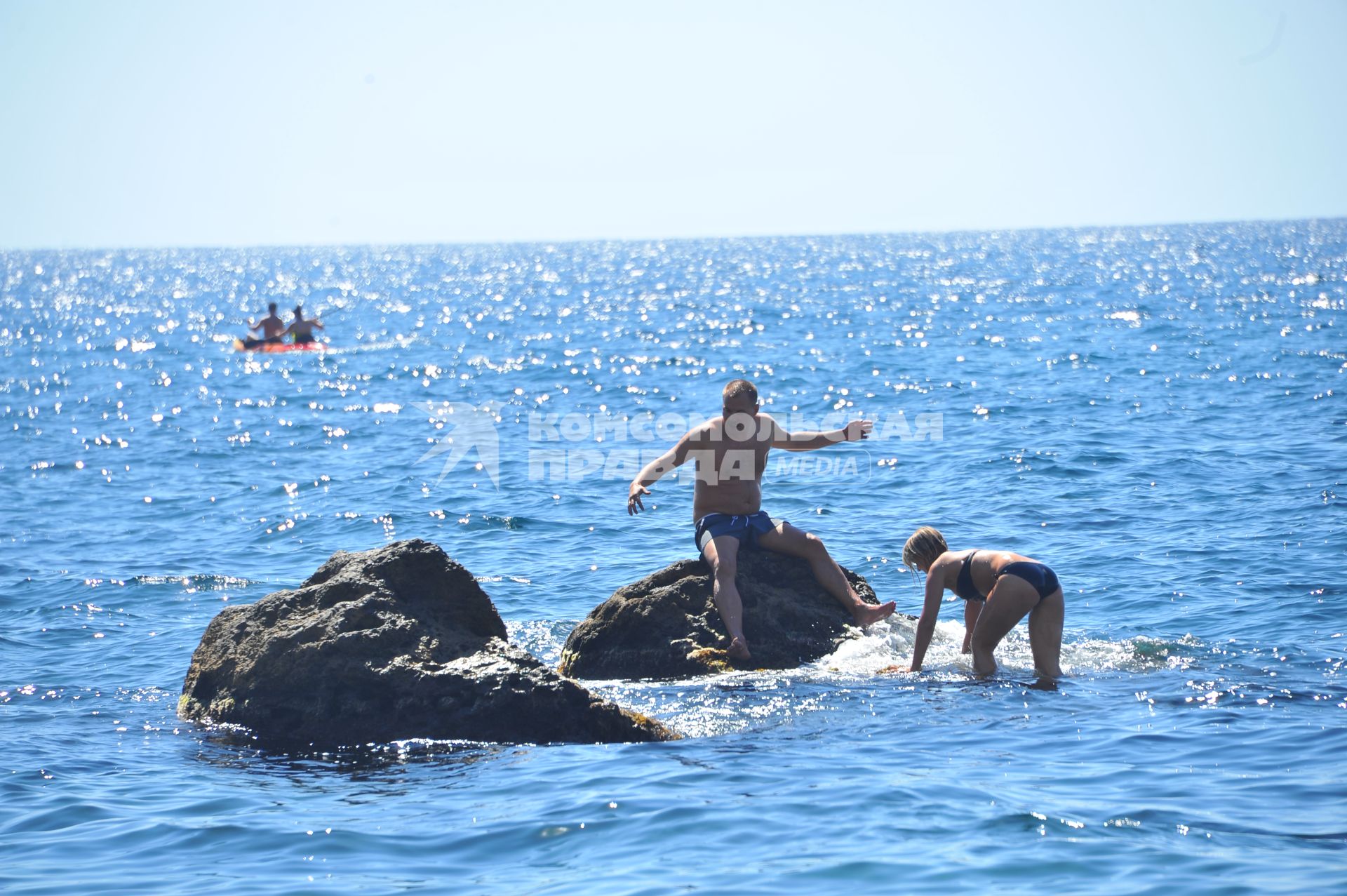 Балаклава. Люди купаются в Черном море.