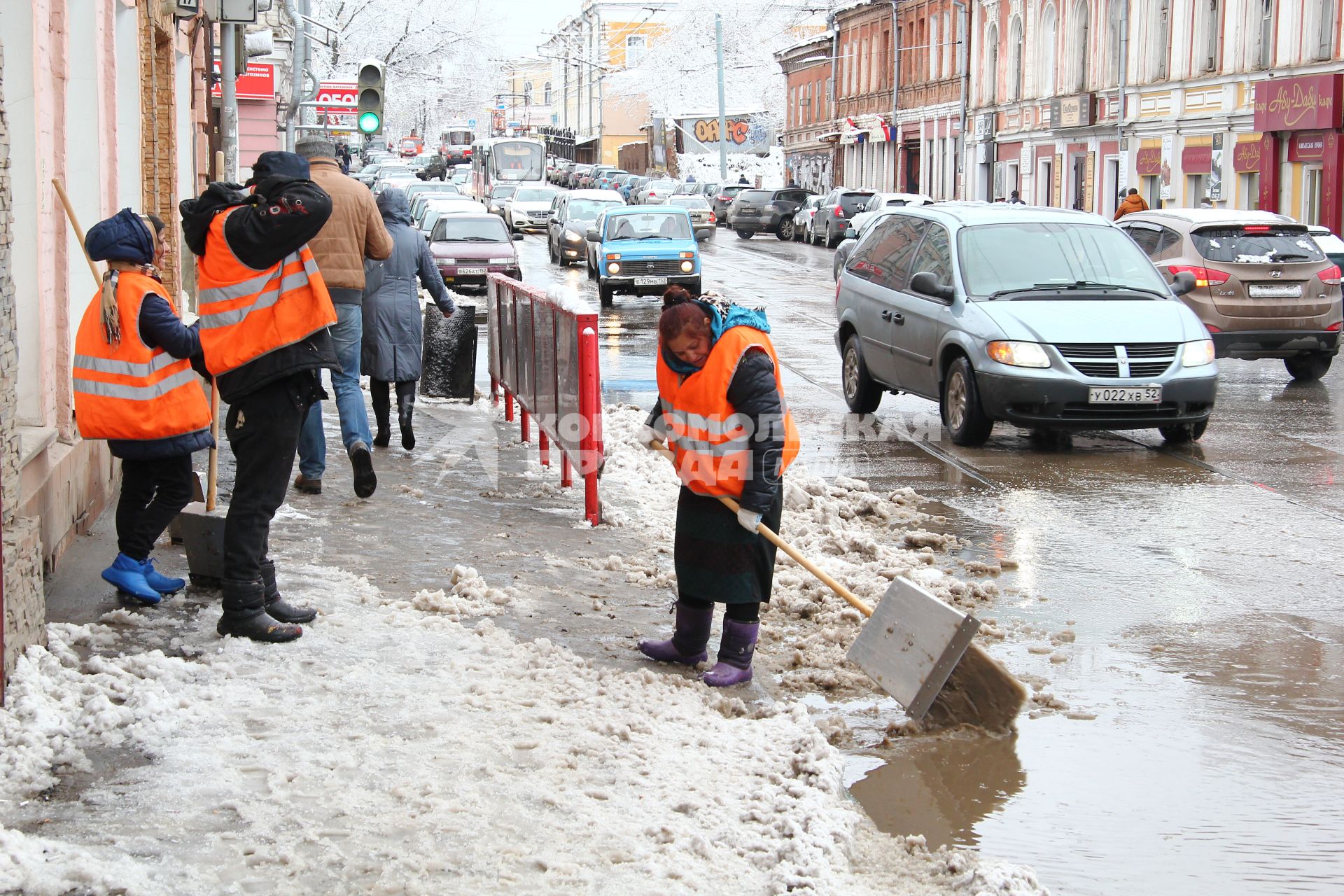 Нижний Новгород. Снегопад в апреле. Дворники очищают смотровую площадку от снега.