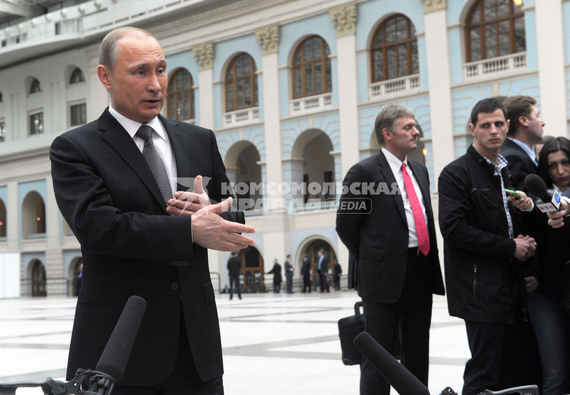 Президент России Владимир Путин  отвечает на вопросы журналистов после окончания прямого эфира ежегодной специальной программы `Прямая линия с Владимиром Путиным` в Гостином дворе в Москве.