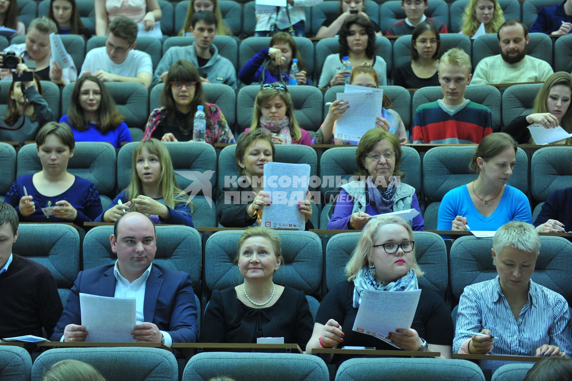 Участники ежегодной международной образовательной акции `Тотальный диктант` в Российской академии народного хозяйства и государственной службы (РАНХиГС) при президенте РФ в Москве.