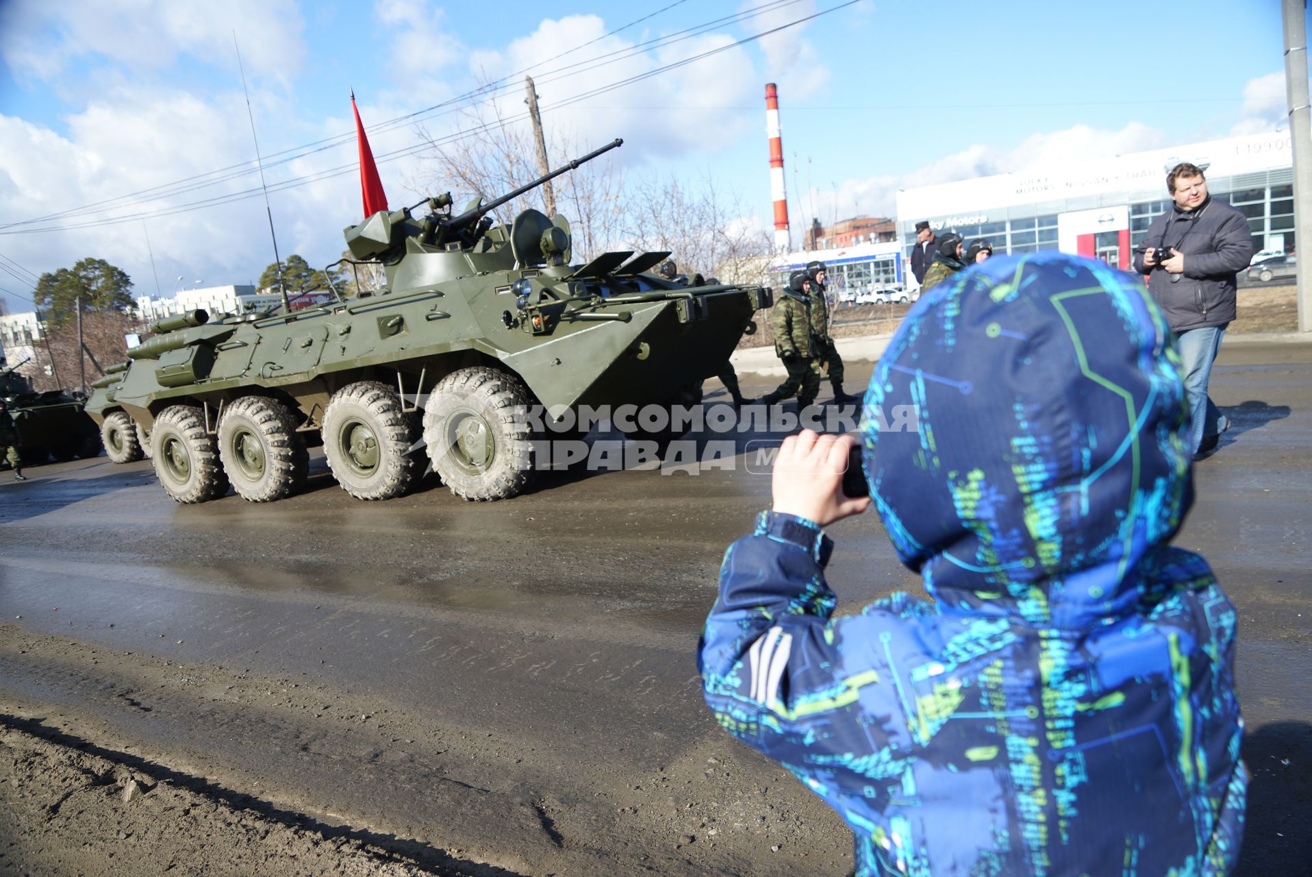 Екатеринбург. Зрители фотографируют репетицию парада Победы.