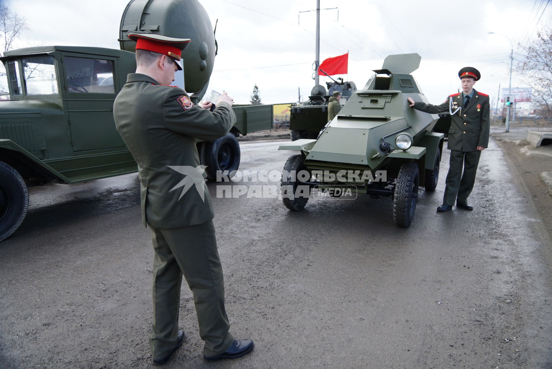 Екатеринбург. Репетиция парада Победы. Военнослужащие фотографируются на фоне военной техники времен Великой Отечественной войны.