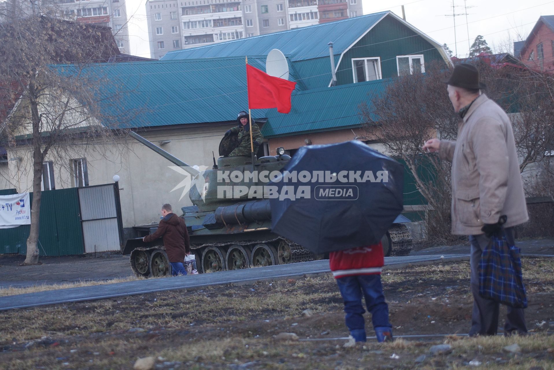 Екатеринбург. Семья наблюдает за репетицией парада Победы.