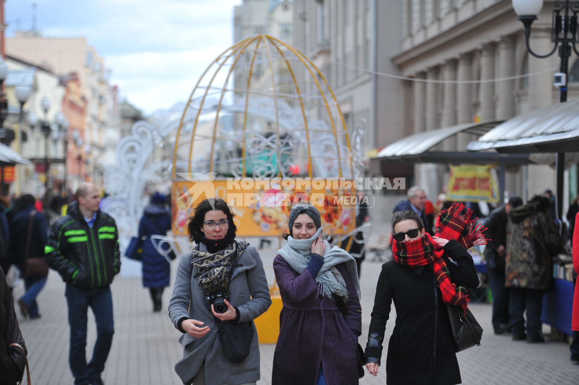 Туристы на Старом Арбате в Москве.