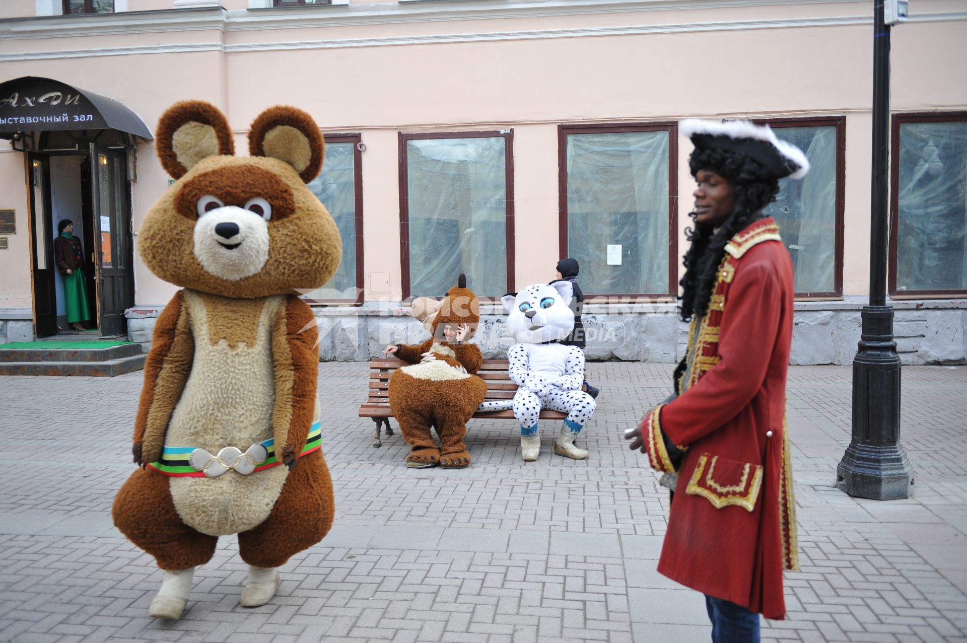 Ростовые куклы на Старом Арбате в Москве.