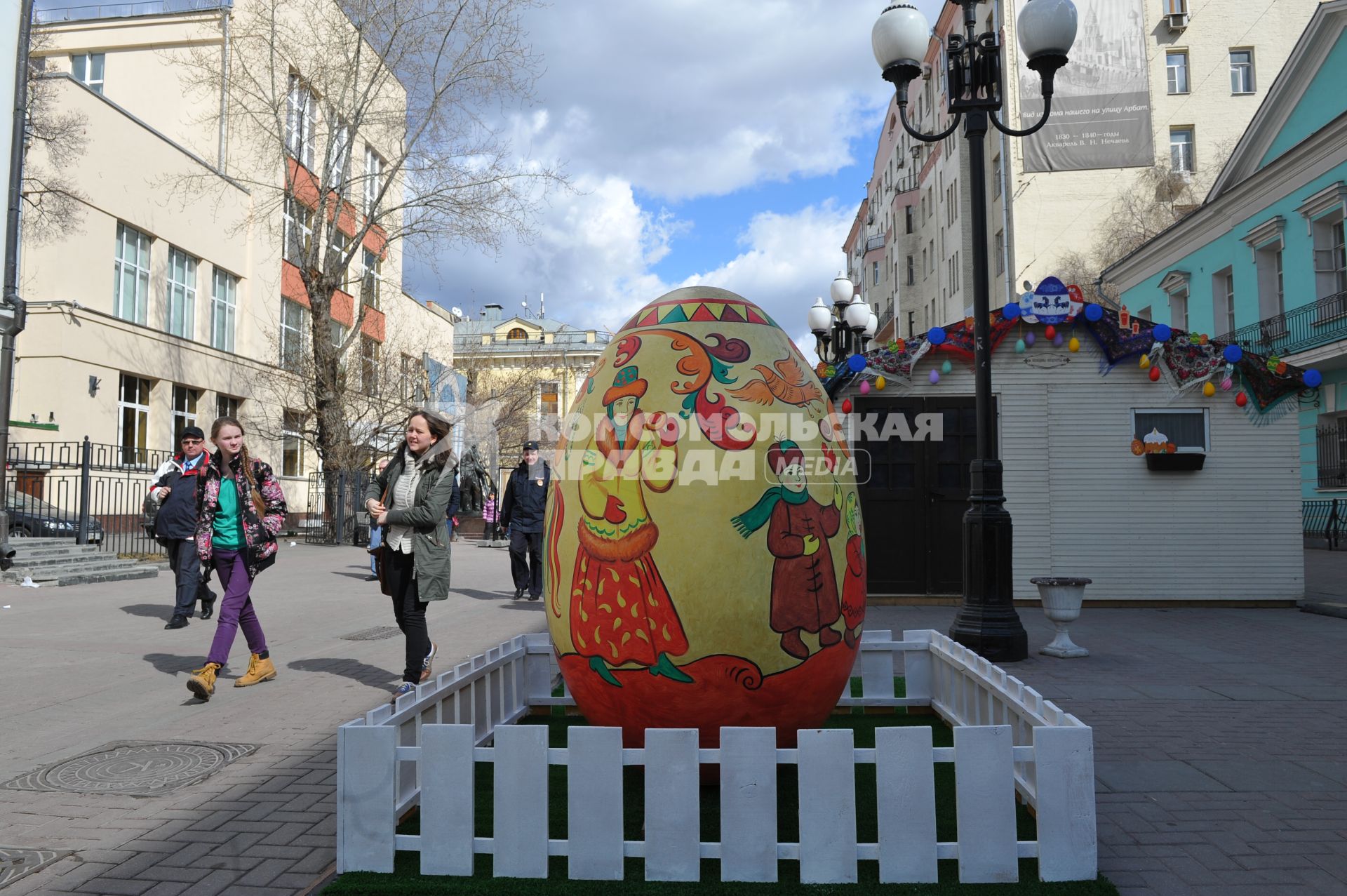 Пасхальное яйцо на Старом Арбате в Москве.
