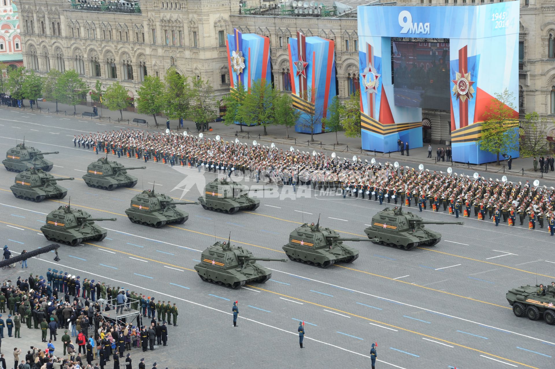 Москва. Дивизионные самоходные гаубицы 2С19 `Мста-С` во время генеральной репетиции Парада Победы на Красной площади.