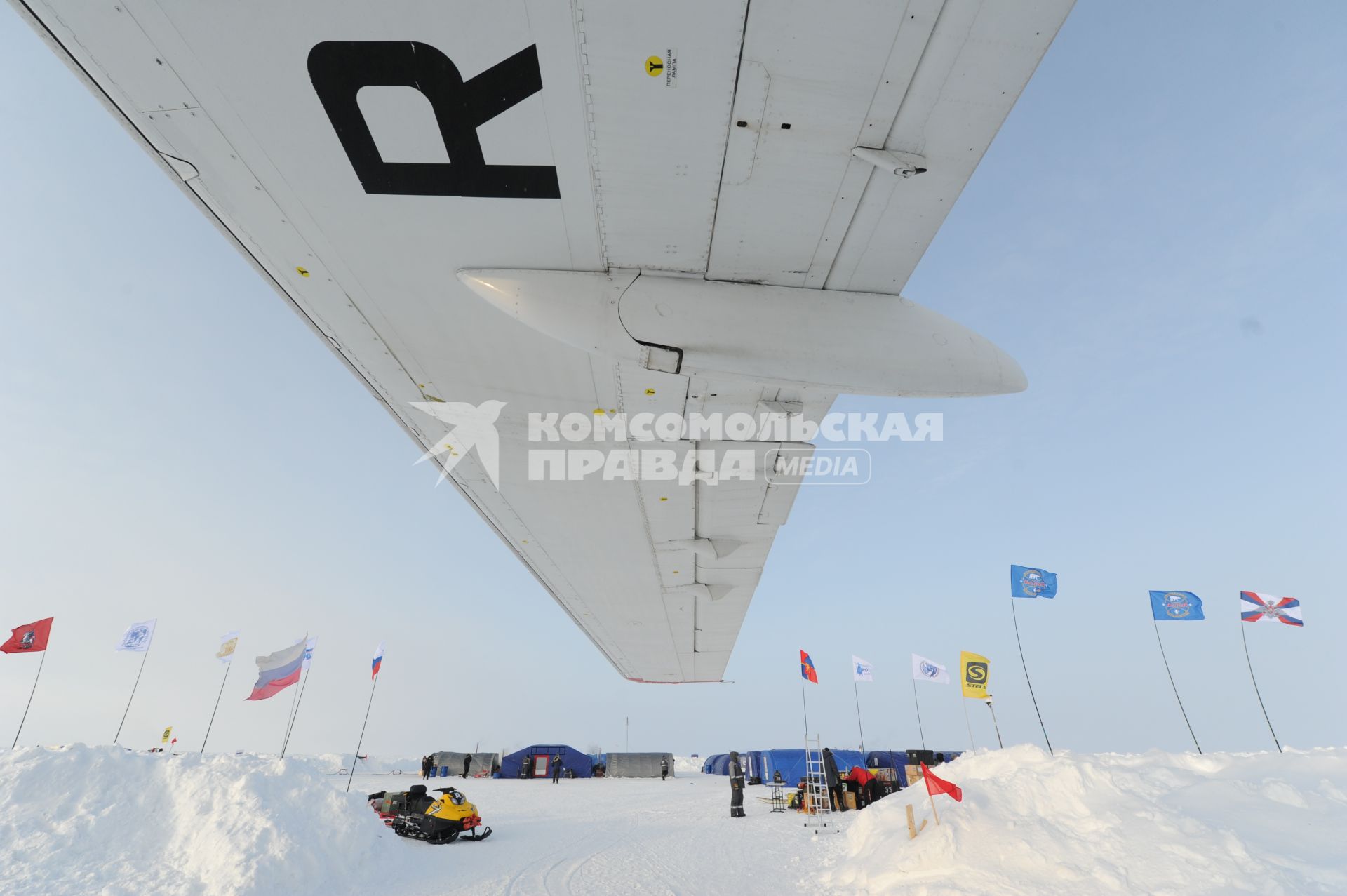 Северный полюс. Крыло самолета An-74 RA-74001 во время восьмой российской молодежной экспедиции `На лыжах - к Северному полюсу!`.