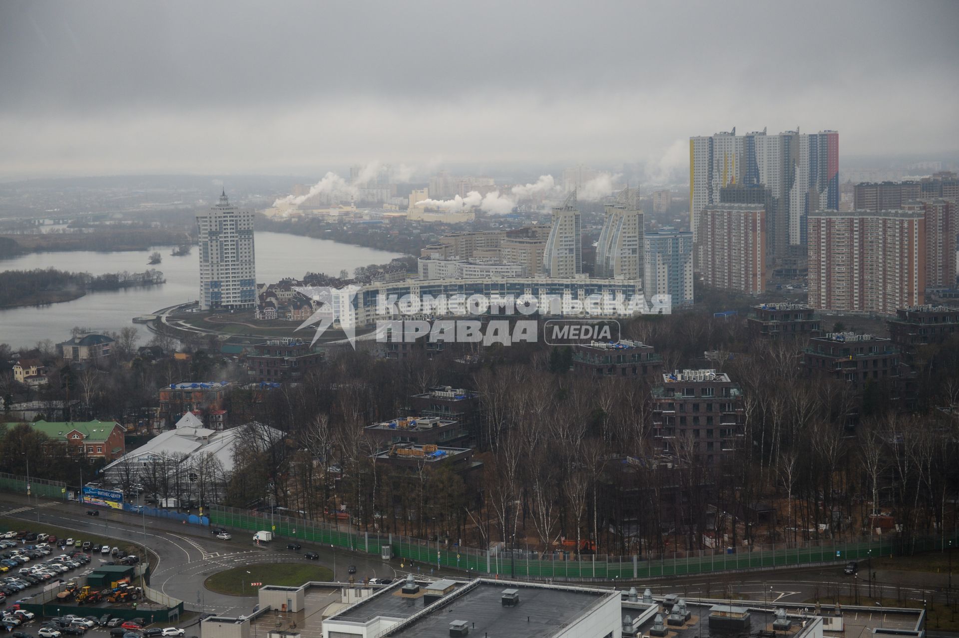 Московская область. Вид на район Красногорска Павшинская пойма  из кабины вертолета.